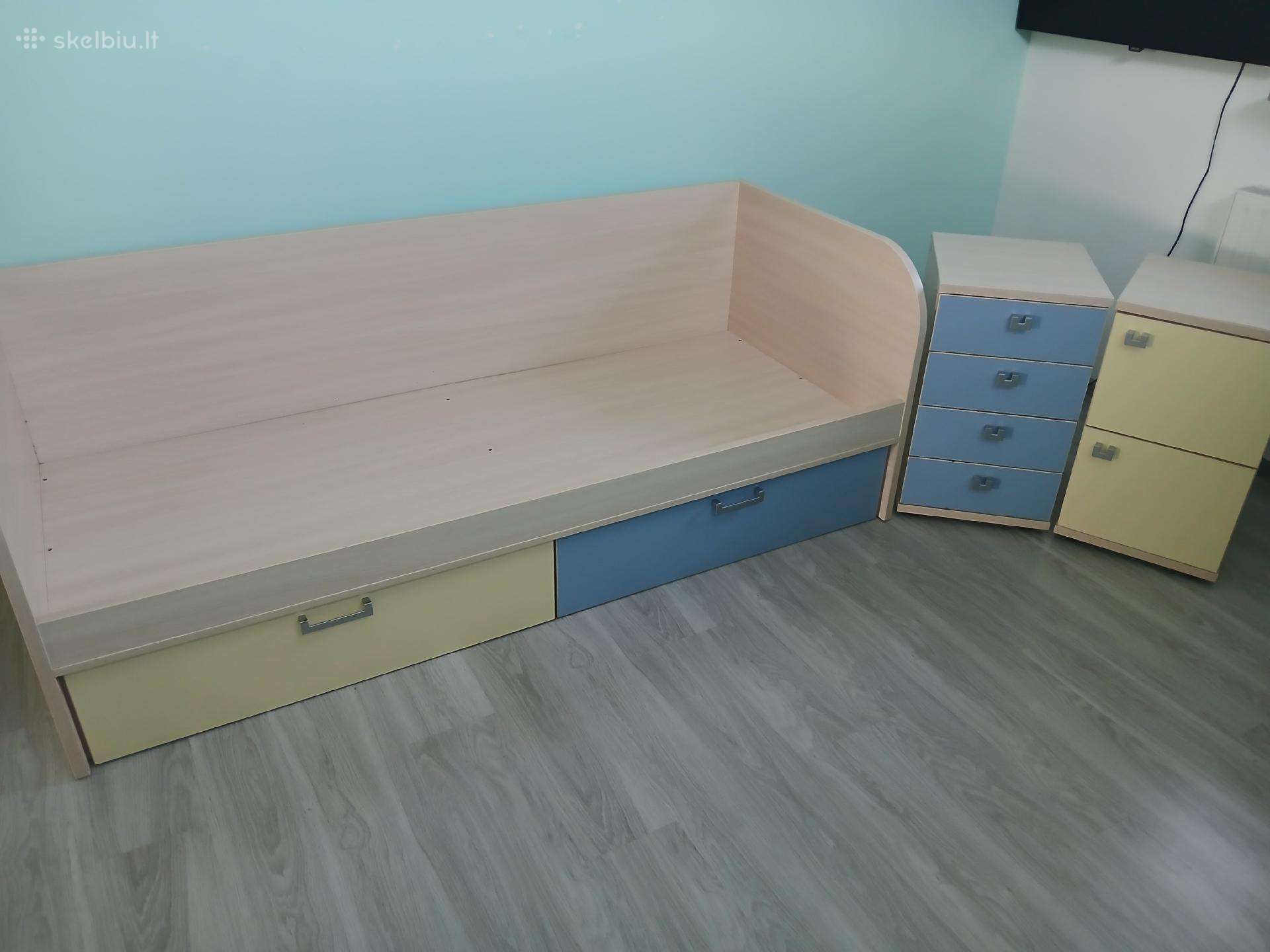 Vaikiška lova su spintelėmis ir čiužiniu