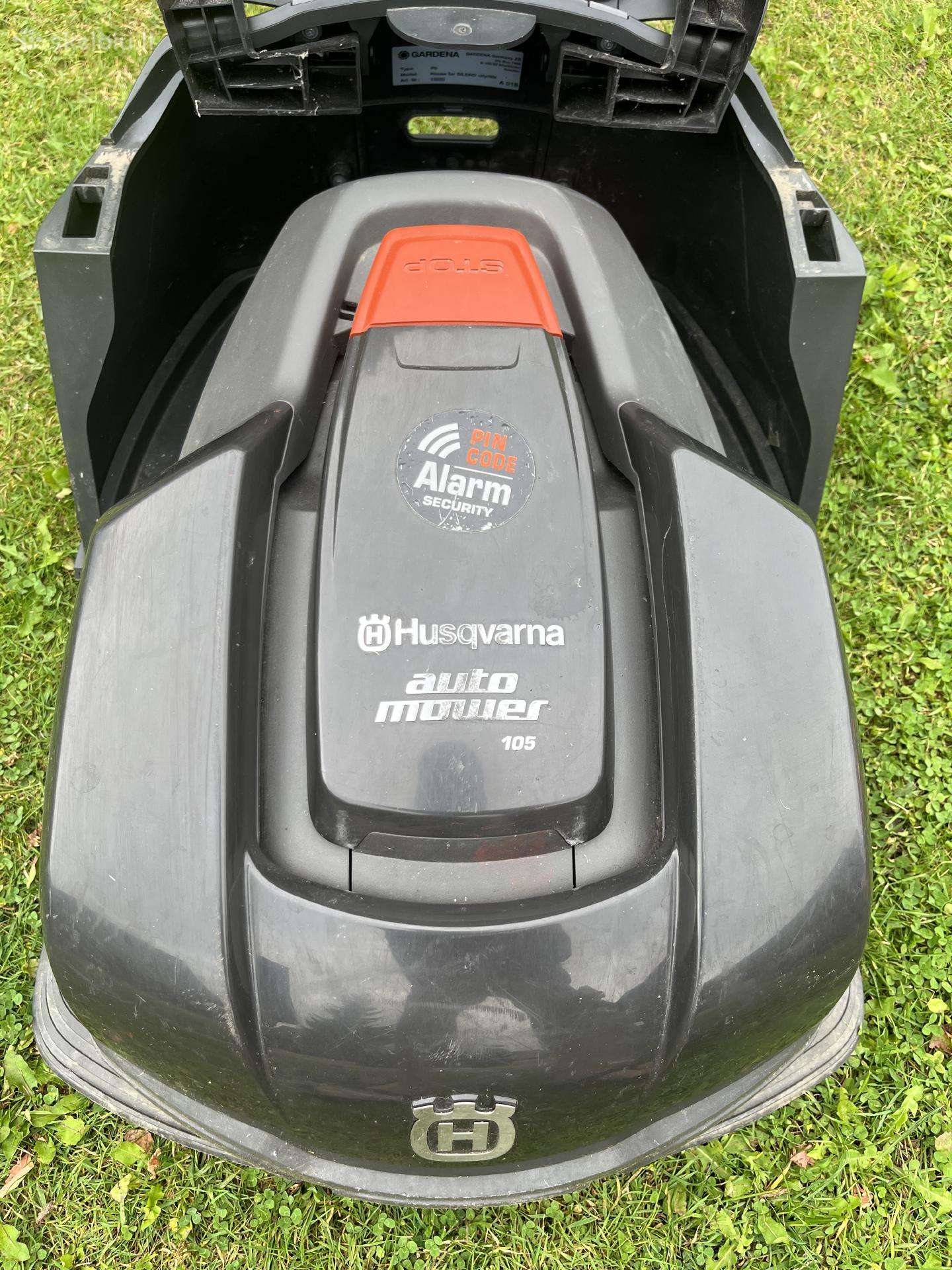 Husqvarna 105 vejos robotas su stogeliu