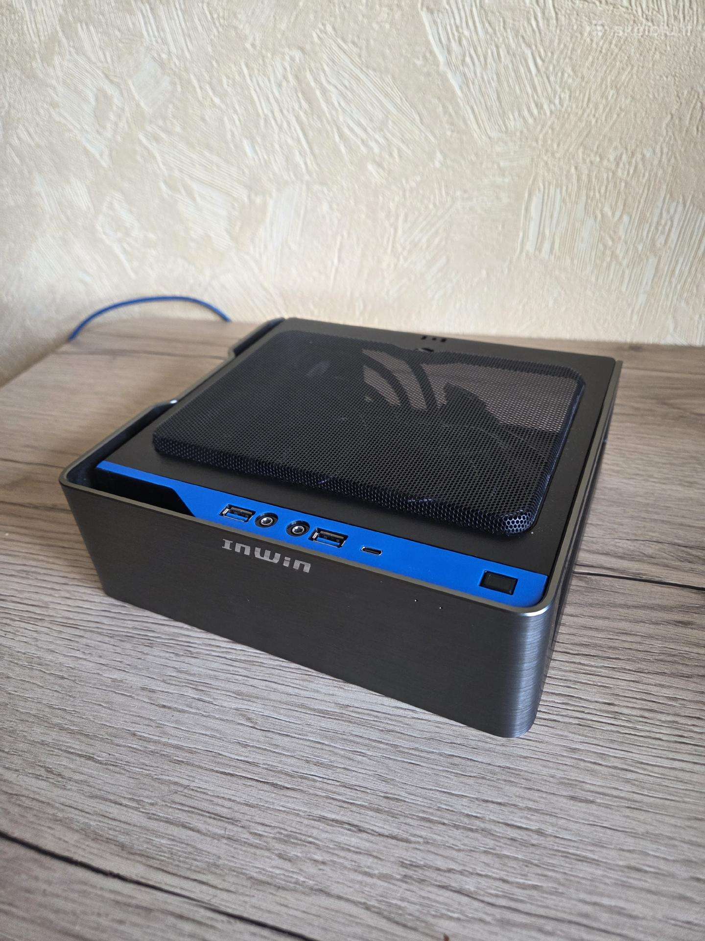 Kompaktišką Inwin Mini-itx korpusa su laidais
