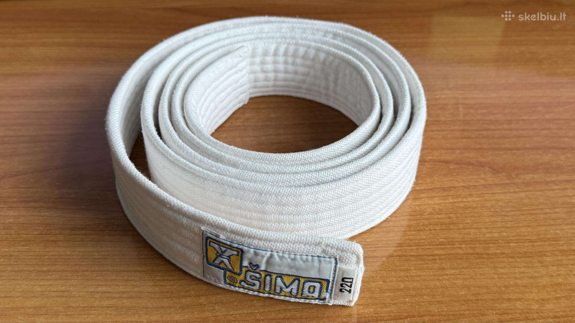 Baltas kovos menų diržas