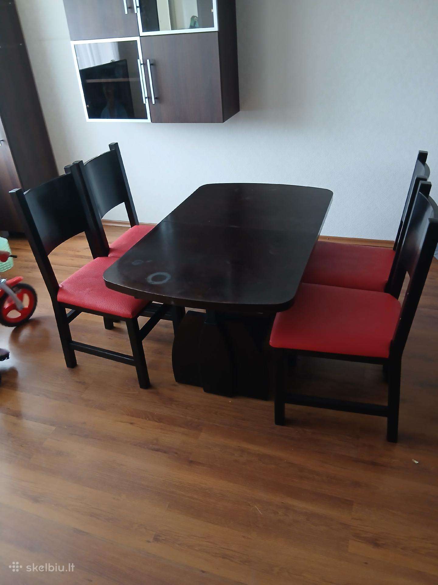 Valgomojo stalas su kėdėmis