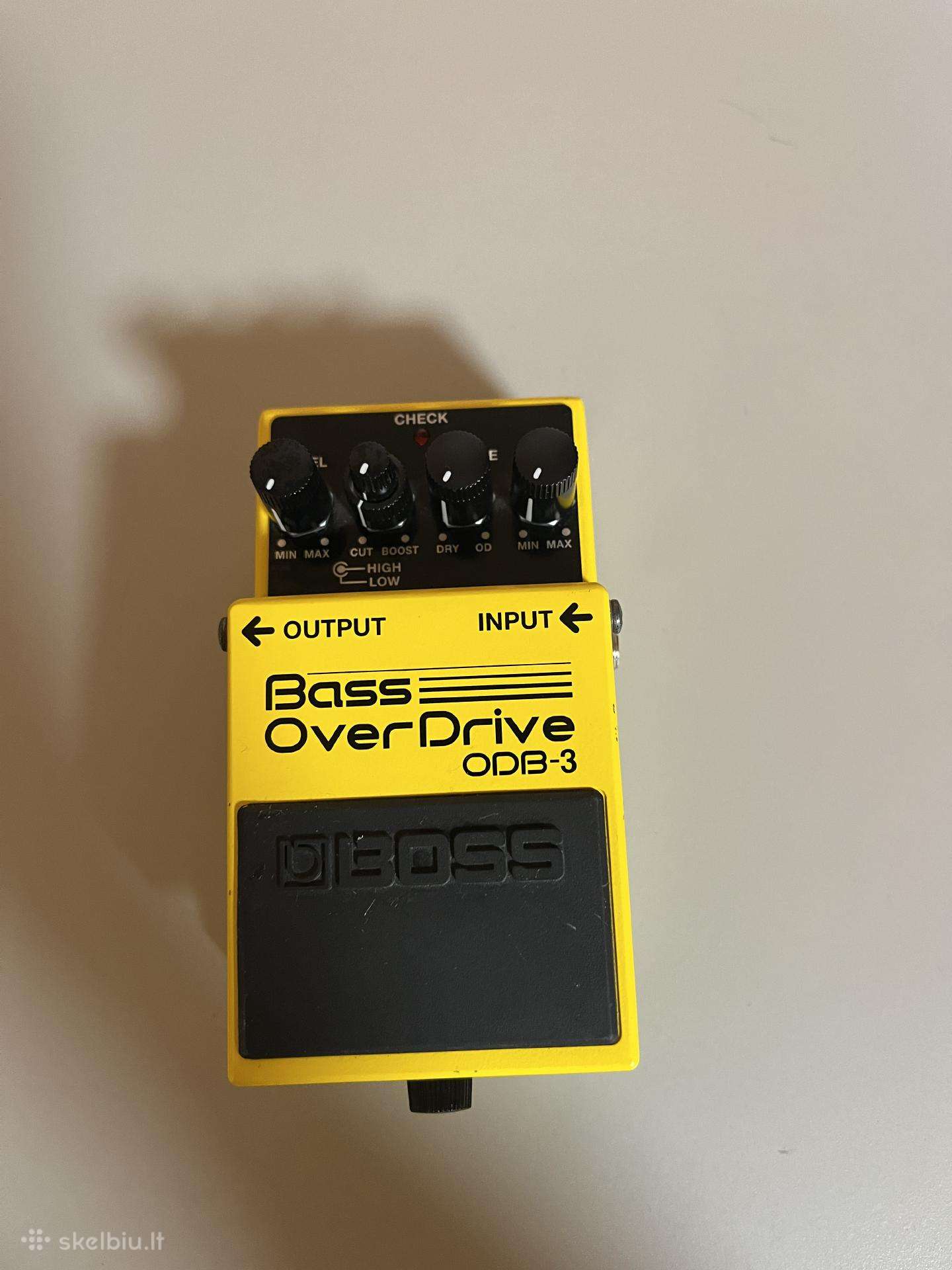 Parduodamas bosinės gitaros efektų pedalas