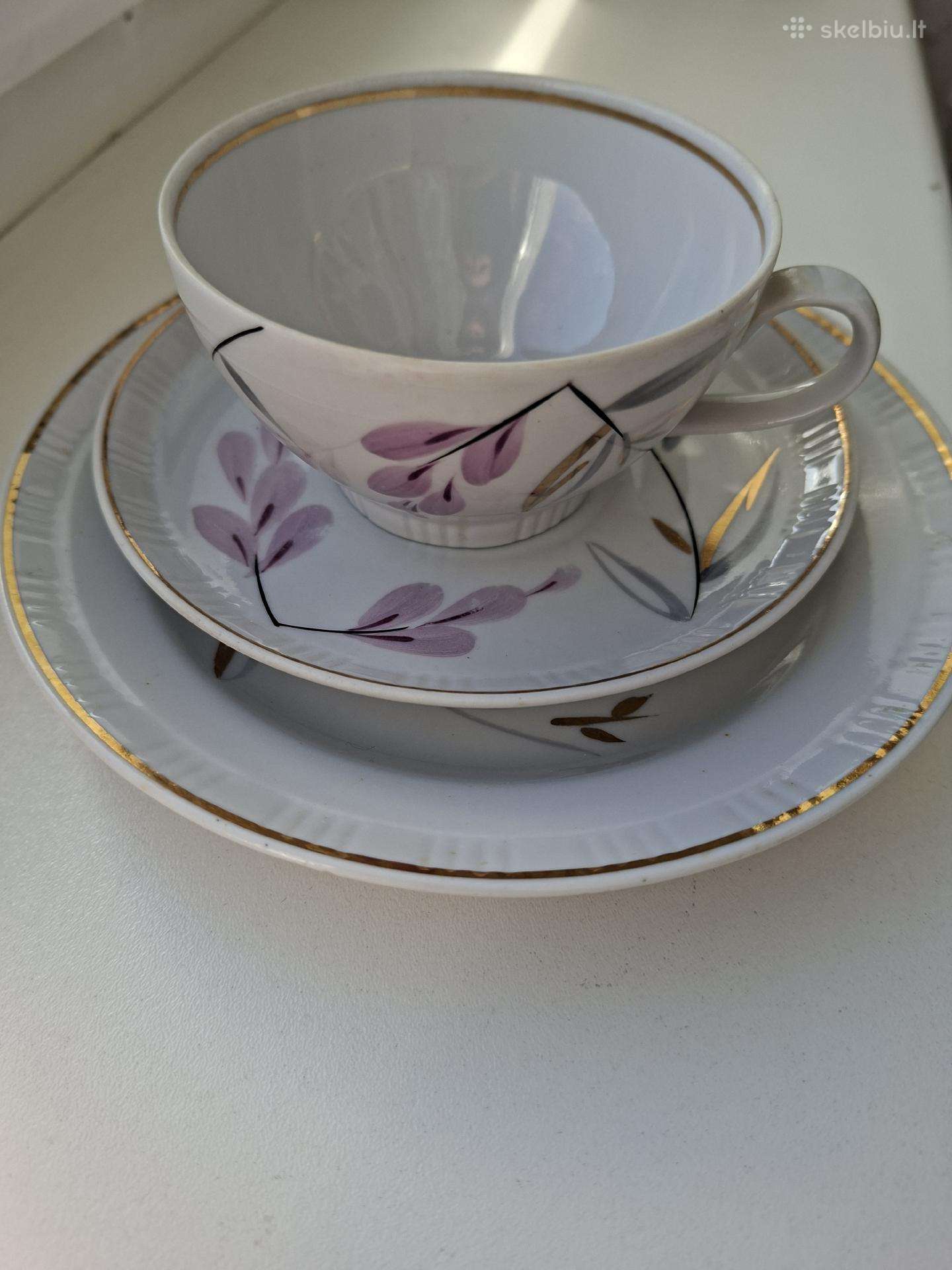 Puodelis su lėkštutėmis