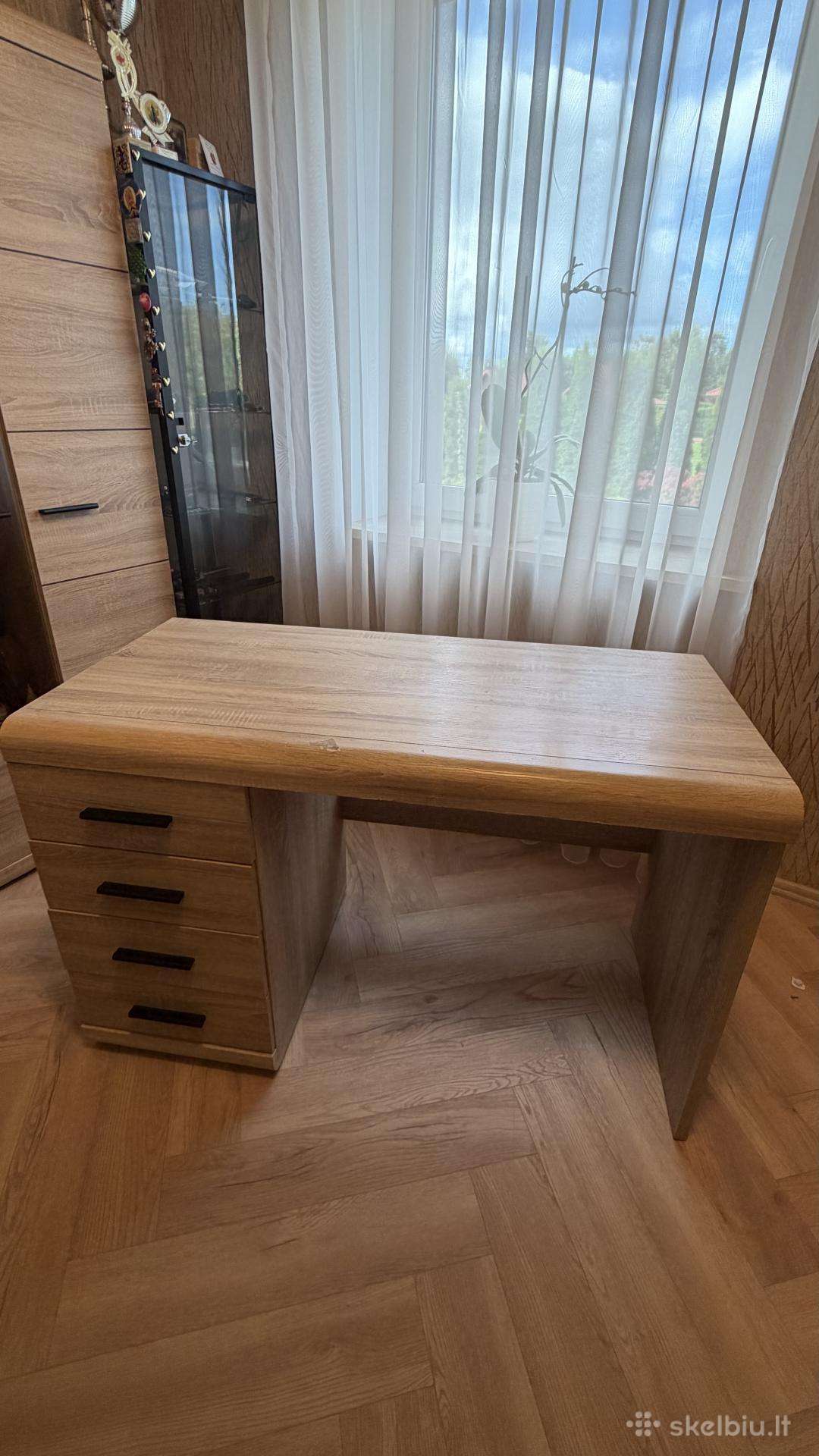 Atiduodu rašomąjį stalą yra dėvėjimo požymių