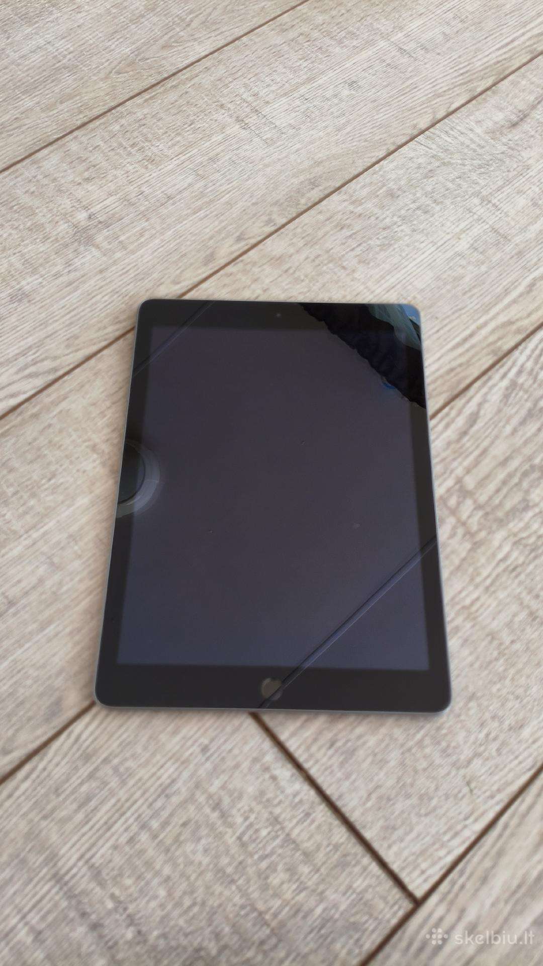 iPad 5th Generation 32 GB + Logitech klaviatūra