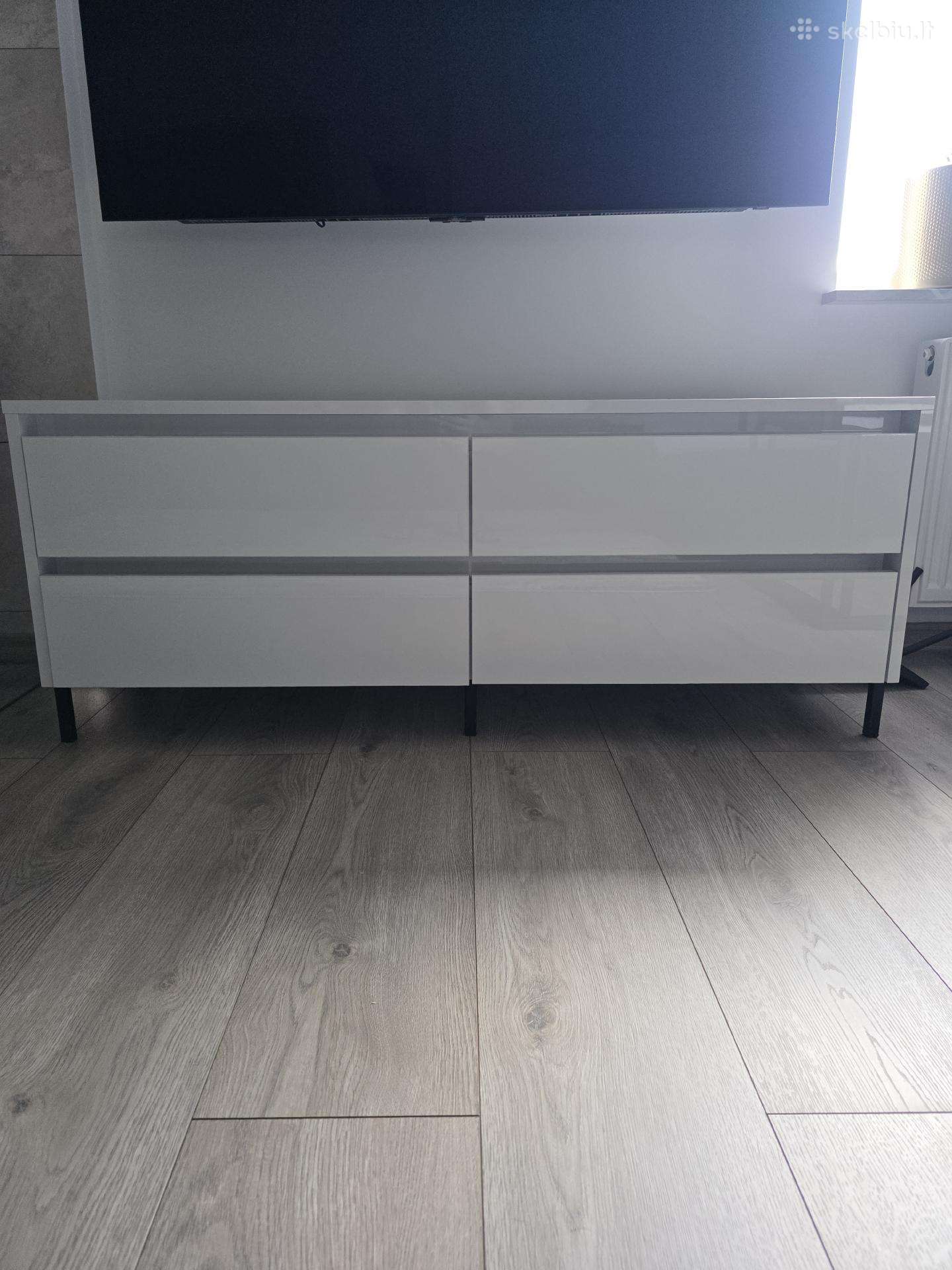 Baltos blizgios spintelės su stalčiais