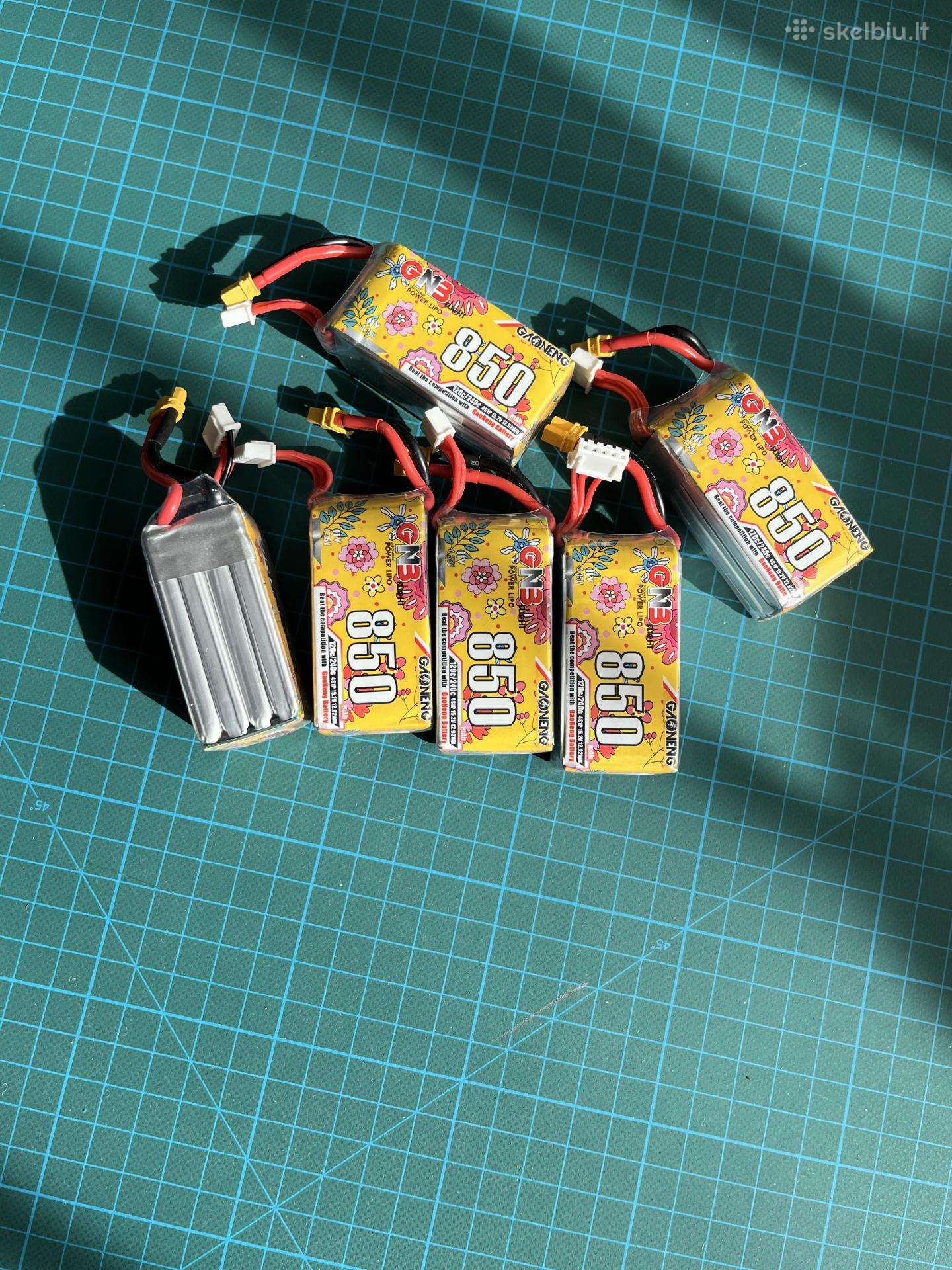 Drono baterijos 4S 850mah ir pakrovėjas