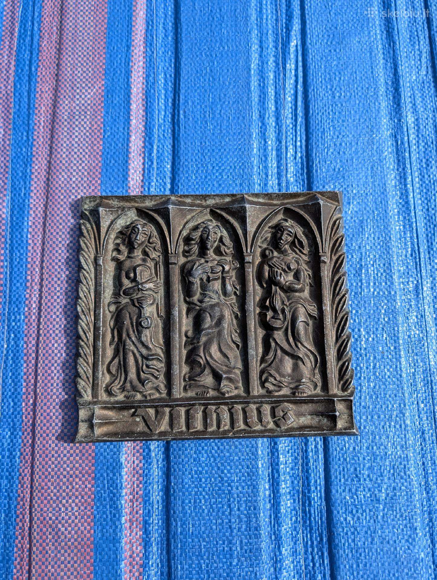 Aliuminio bareljefas „Vilnius“ – trys muzikantės