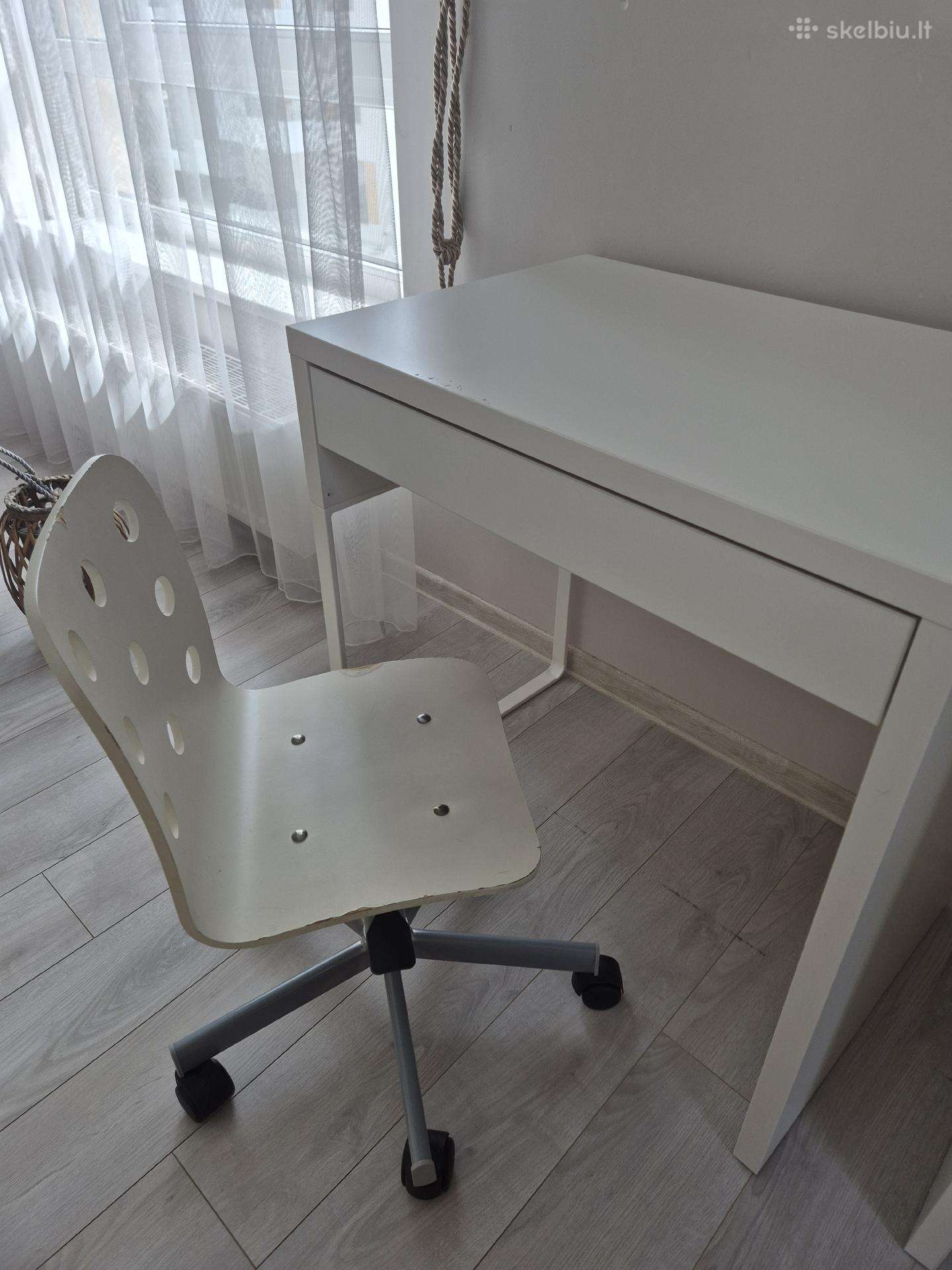 Rašomasis stalas Micke su kėde
