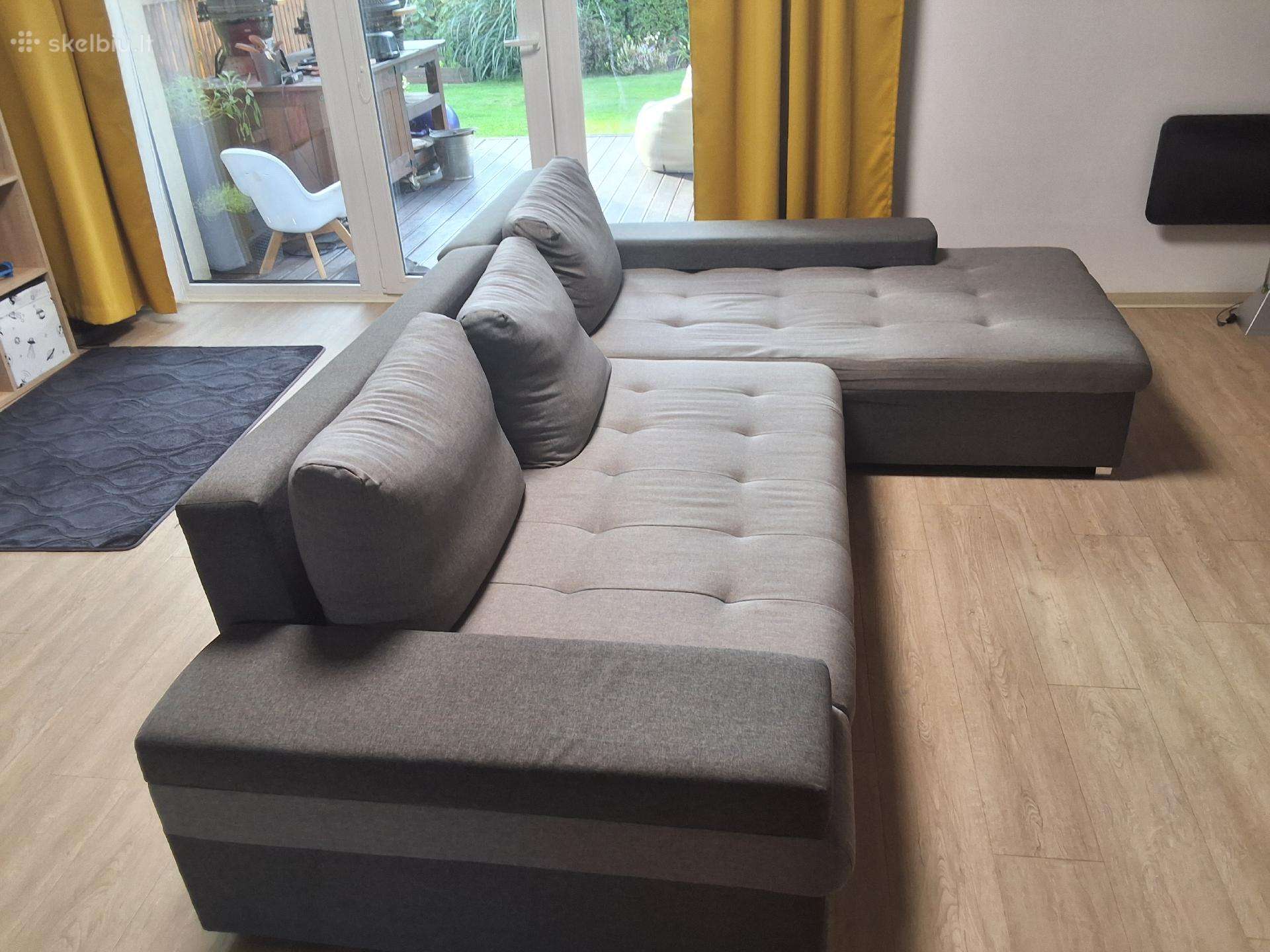 Sofa kampas su patalynės dėže ir miegamas dalim