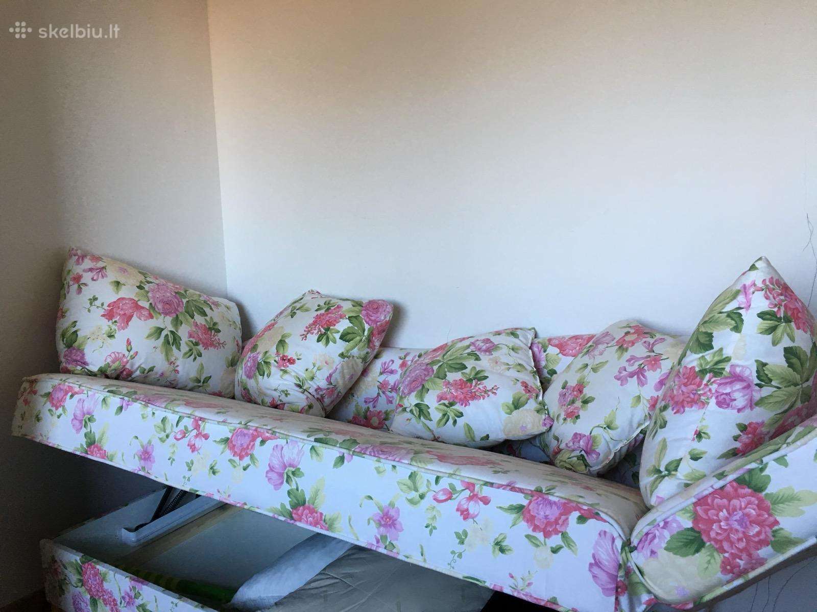 Sofa su foteliu.