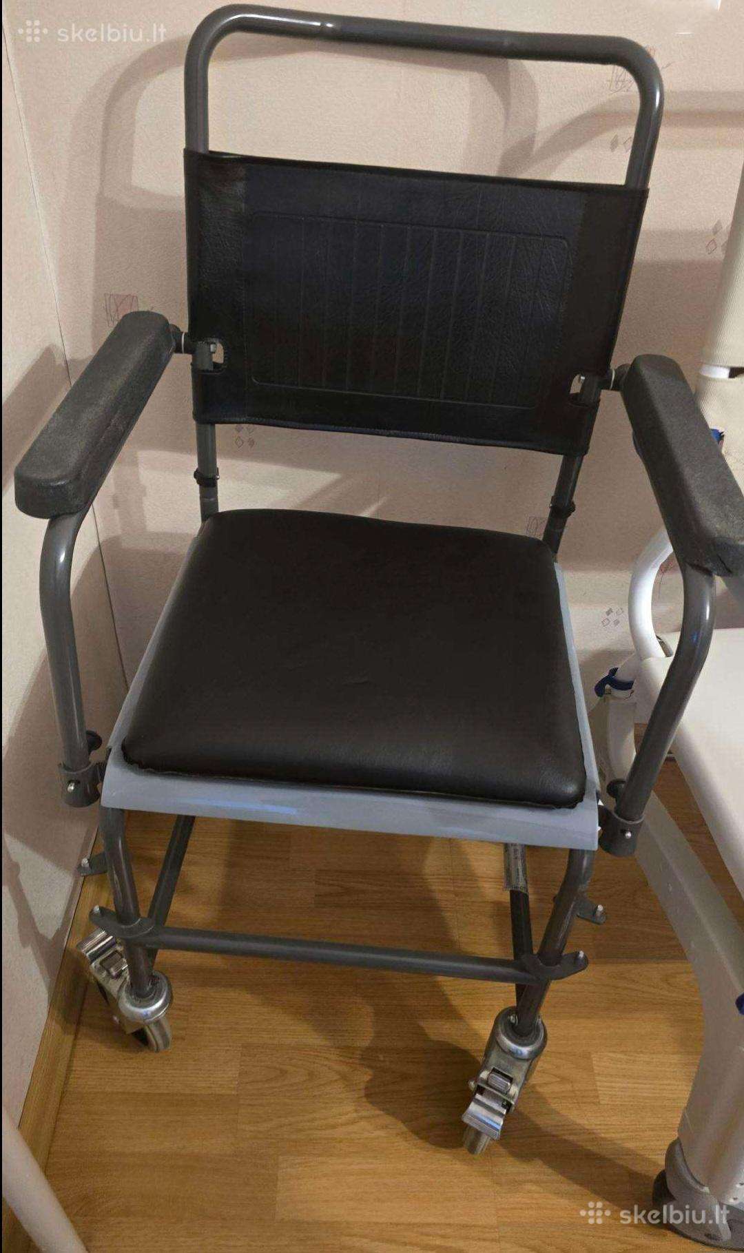 2 naudotos kėdės: dušo kėdė ir tualeto kėdė