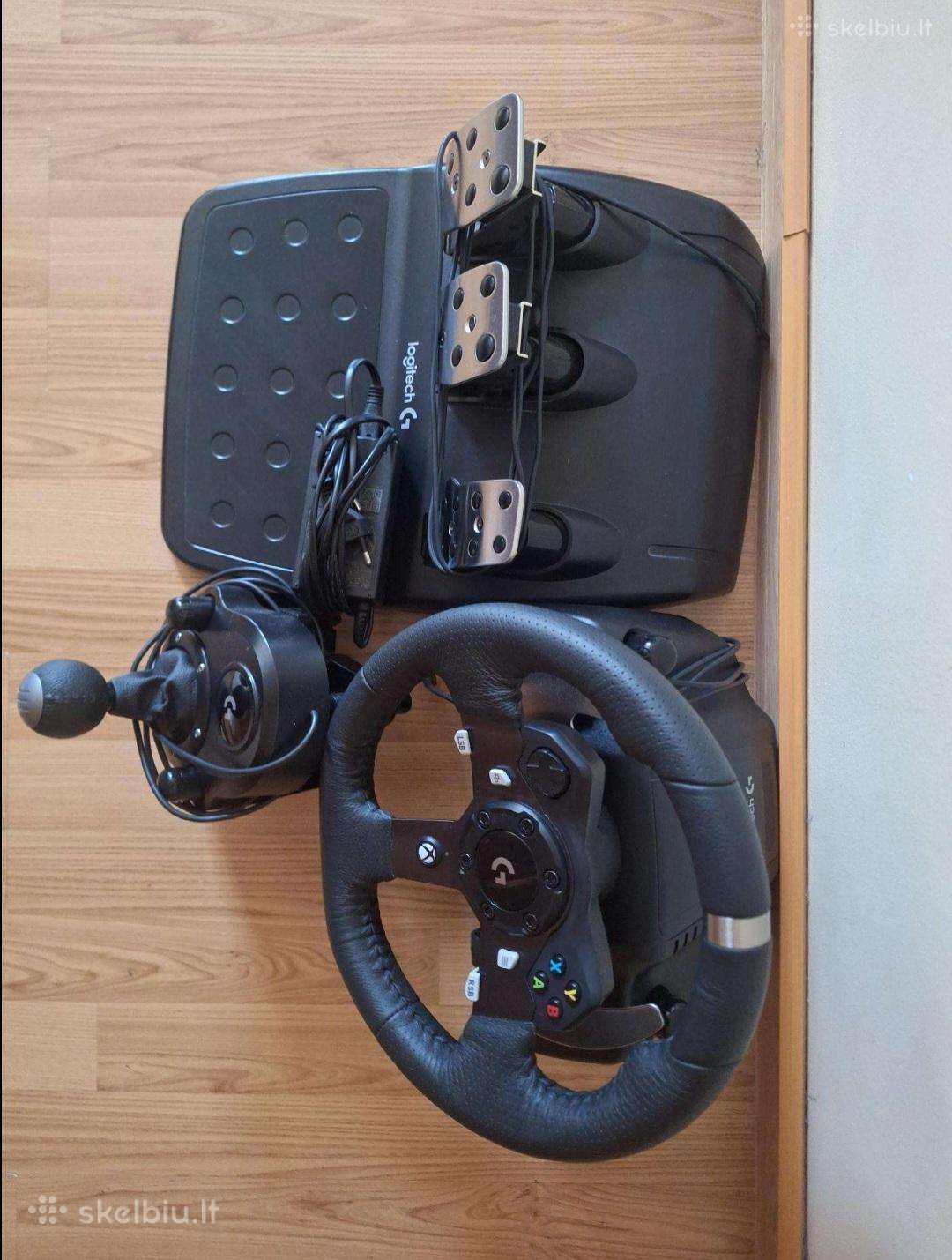 Logitech G920 vairas su pavarų svirtimi pedalais.
