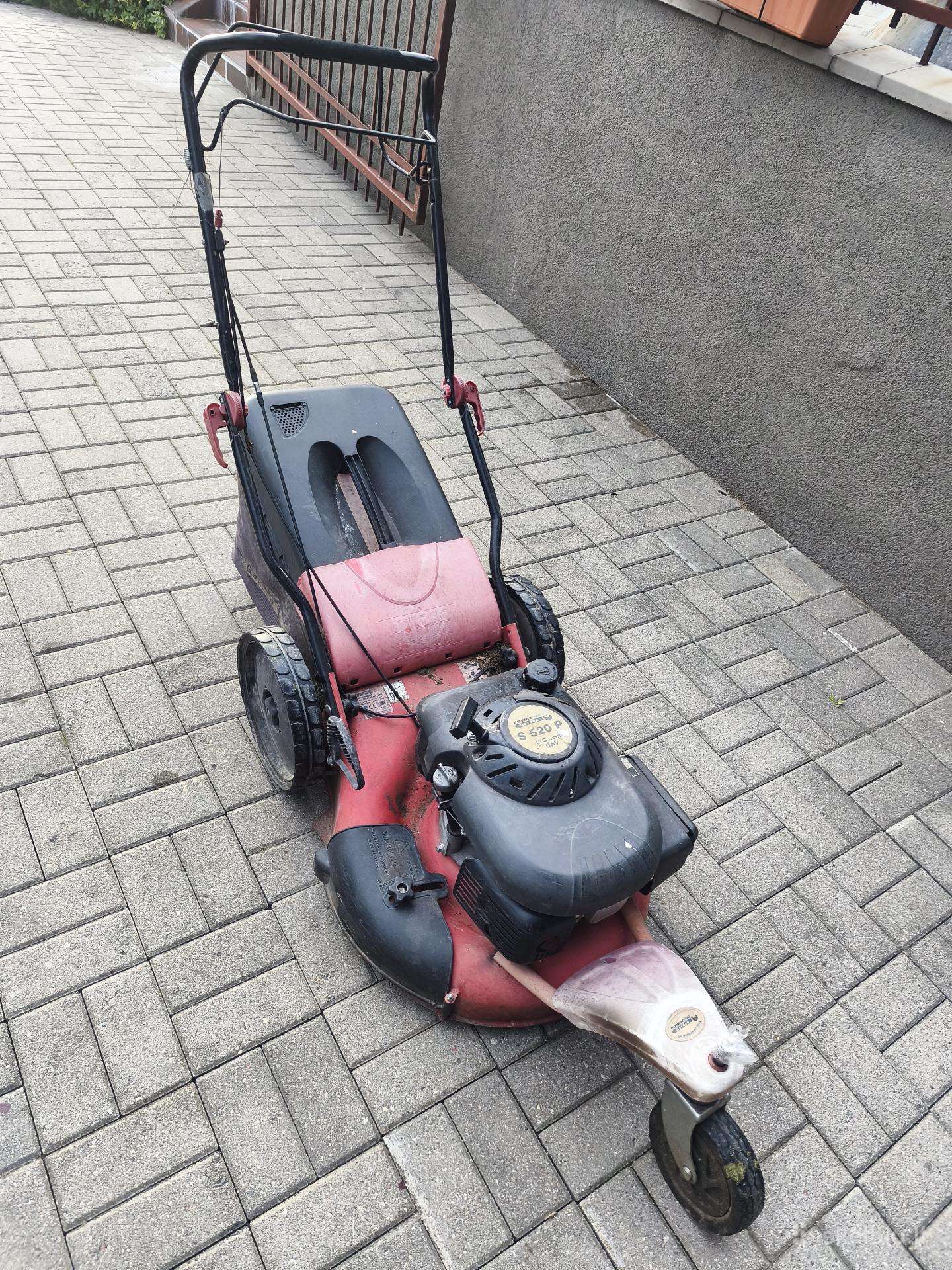 Triratė benzininė savaeigė žoliapjovė Powertec Big