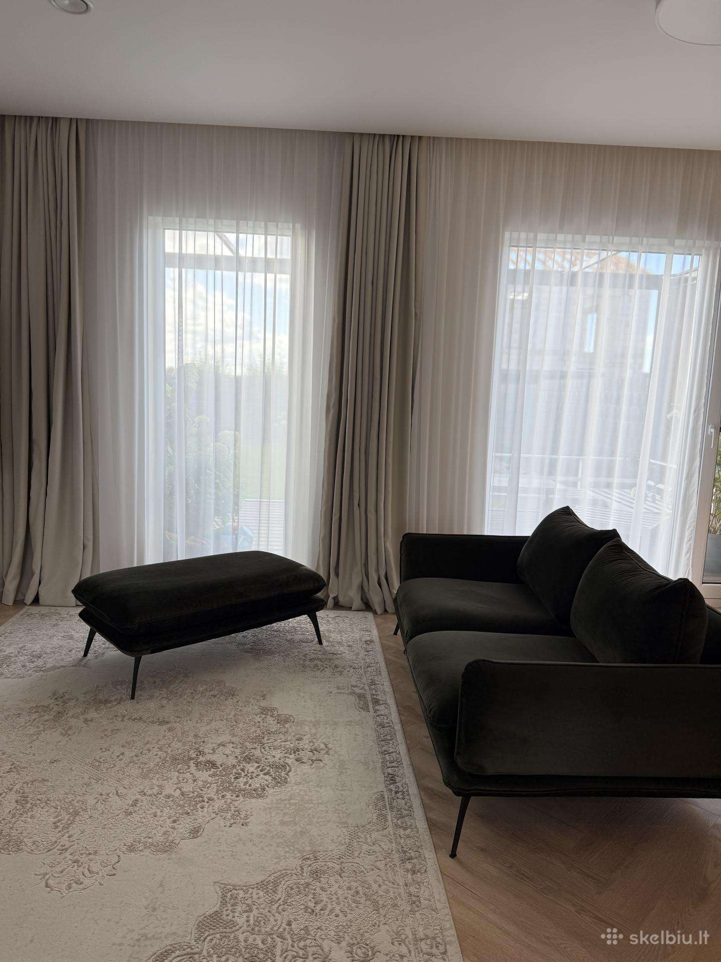 Dvivietė sofa ir pufas