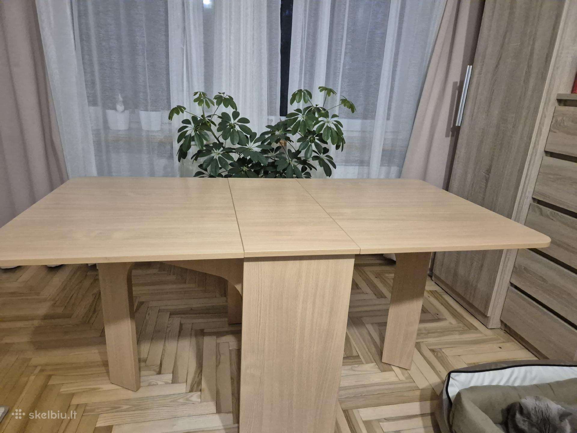 Parduodamas išskleidžiamas stalas