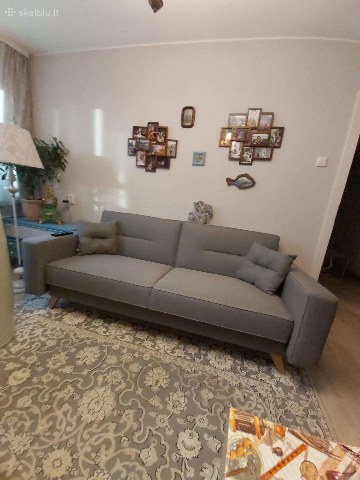 Moderni pilka sofa su medinėmis kojelėmis