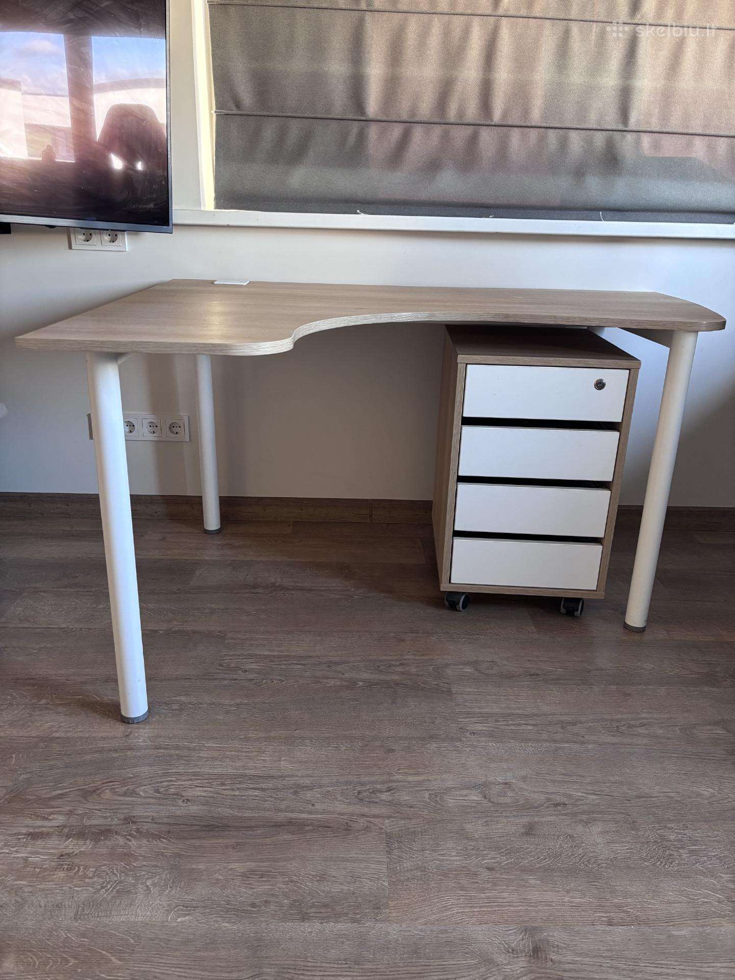 Rašomasis stalas su stalčiais
