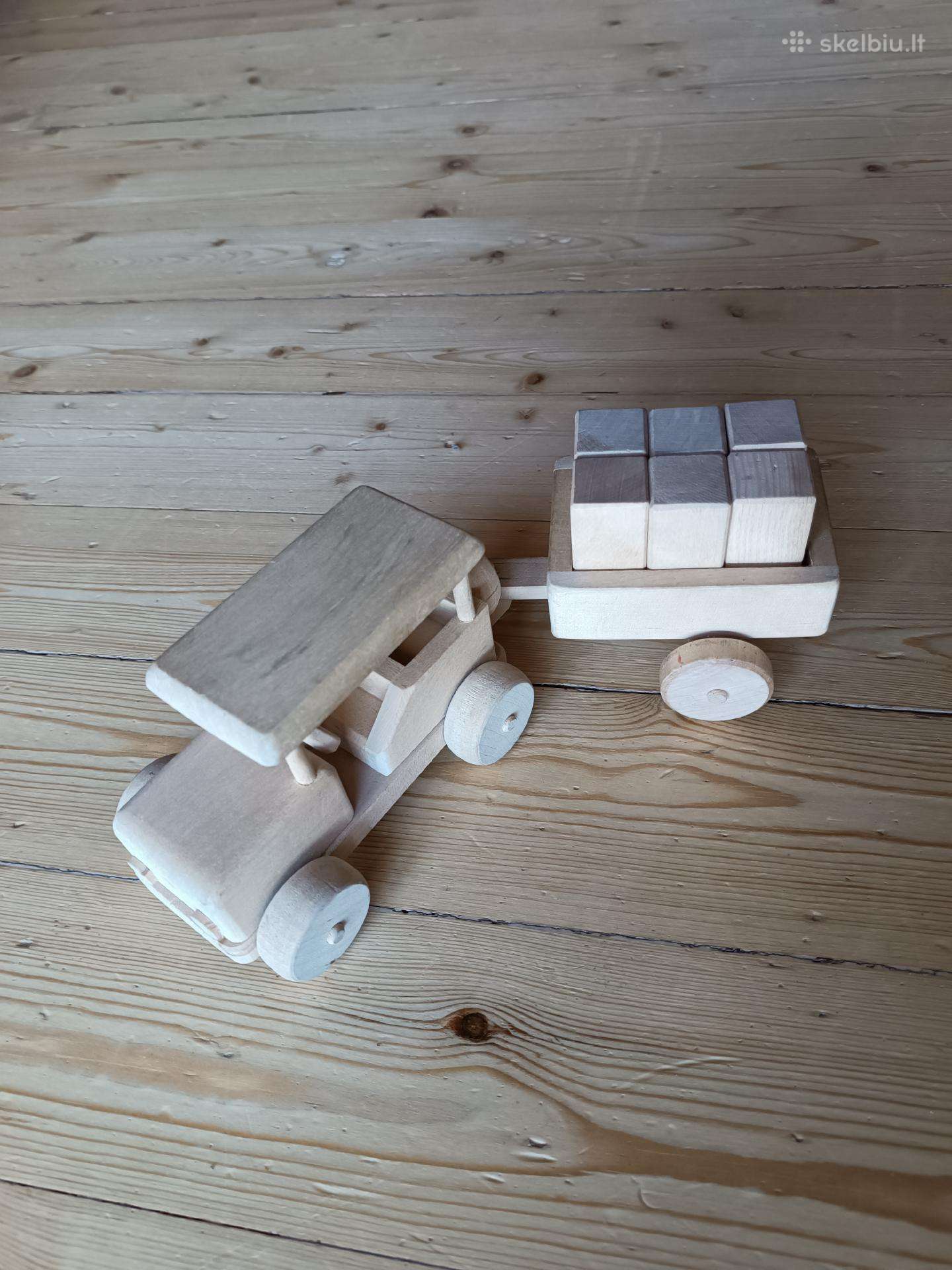 Natūralaus medžio mašinėlė su priekaba (27 cm)