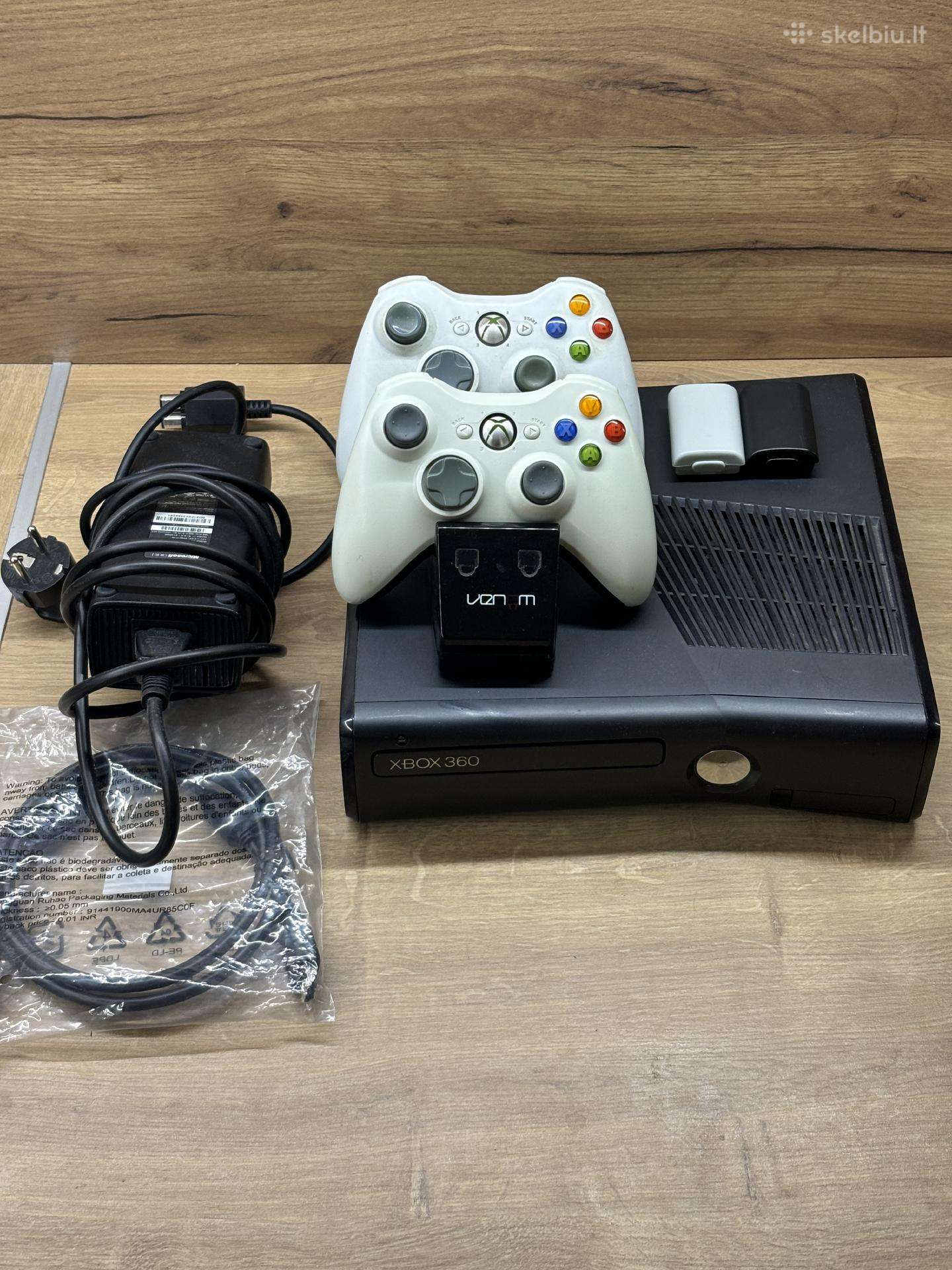 Xbox 360 Slim atrištas 250gb 2 pulteliai