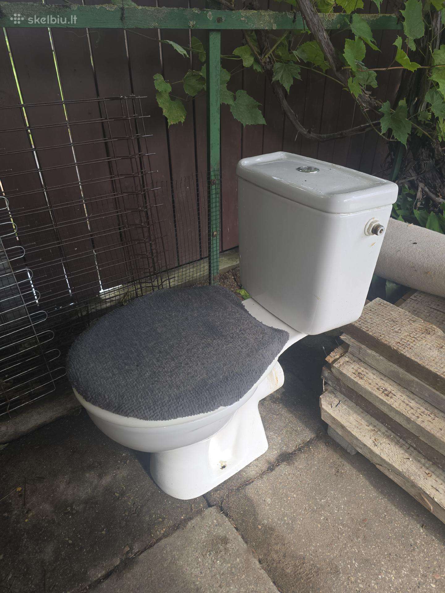 Dovanoju klozeta, ir praustuve su sieniniu ciaupu