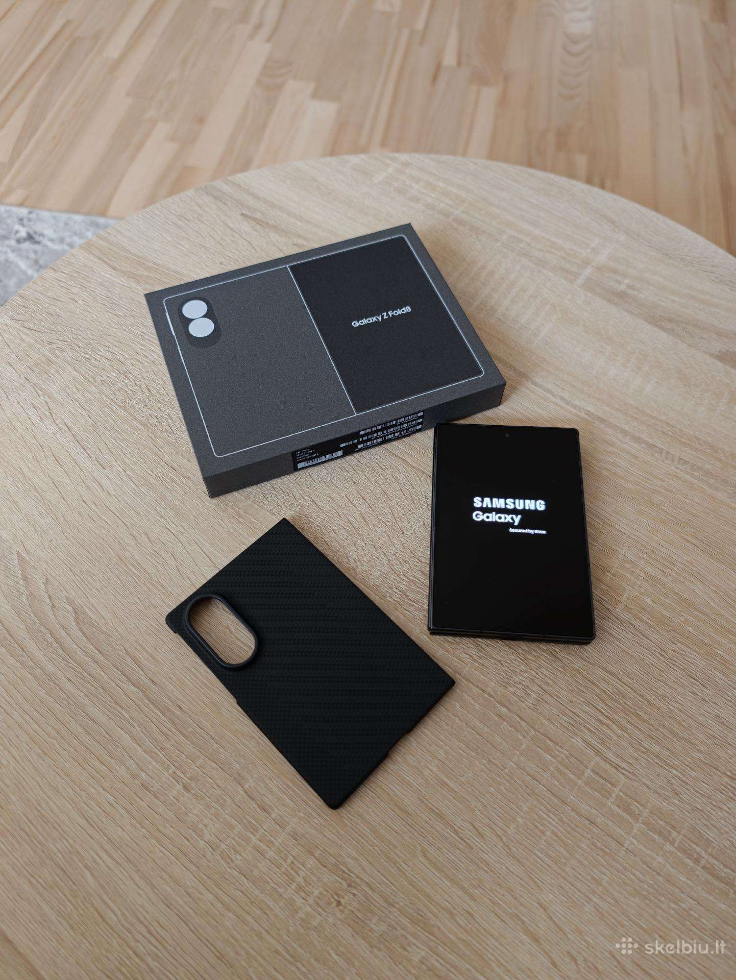 Samsung Galaxy Fold 8 + Carbon Case