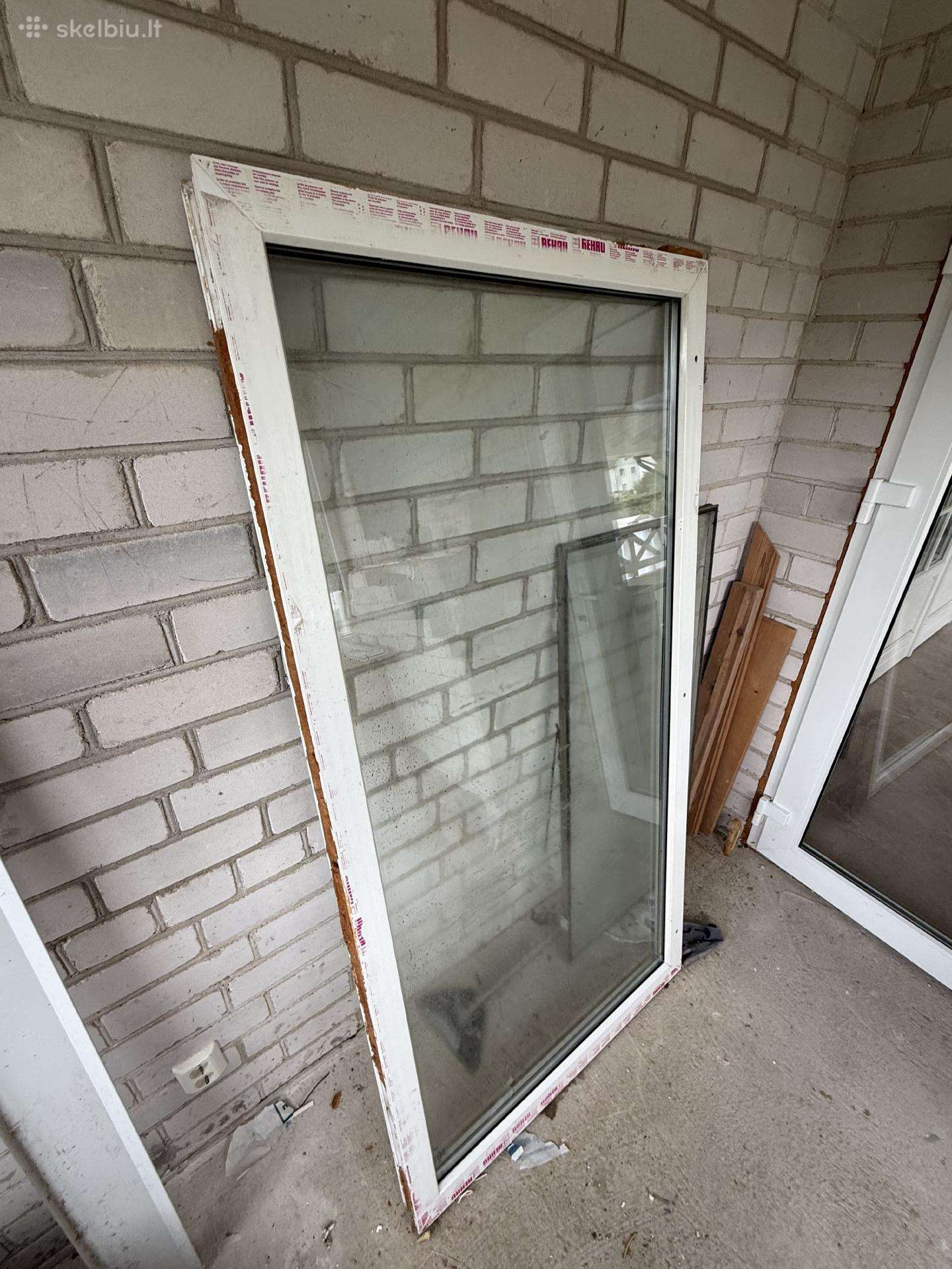 Parduodamas vitrininis langas ir stiklo paketas