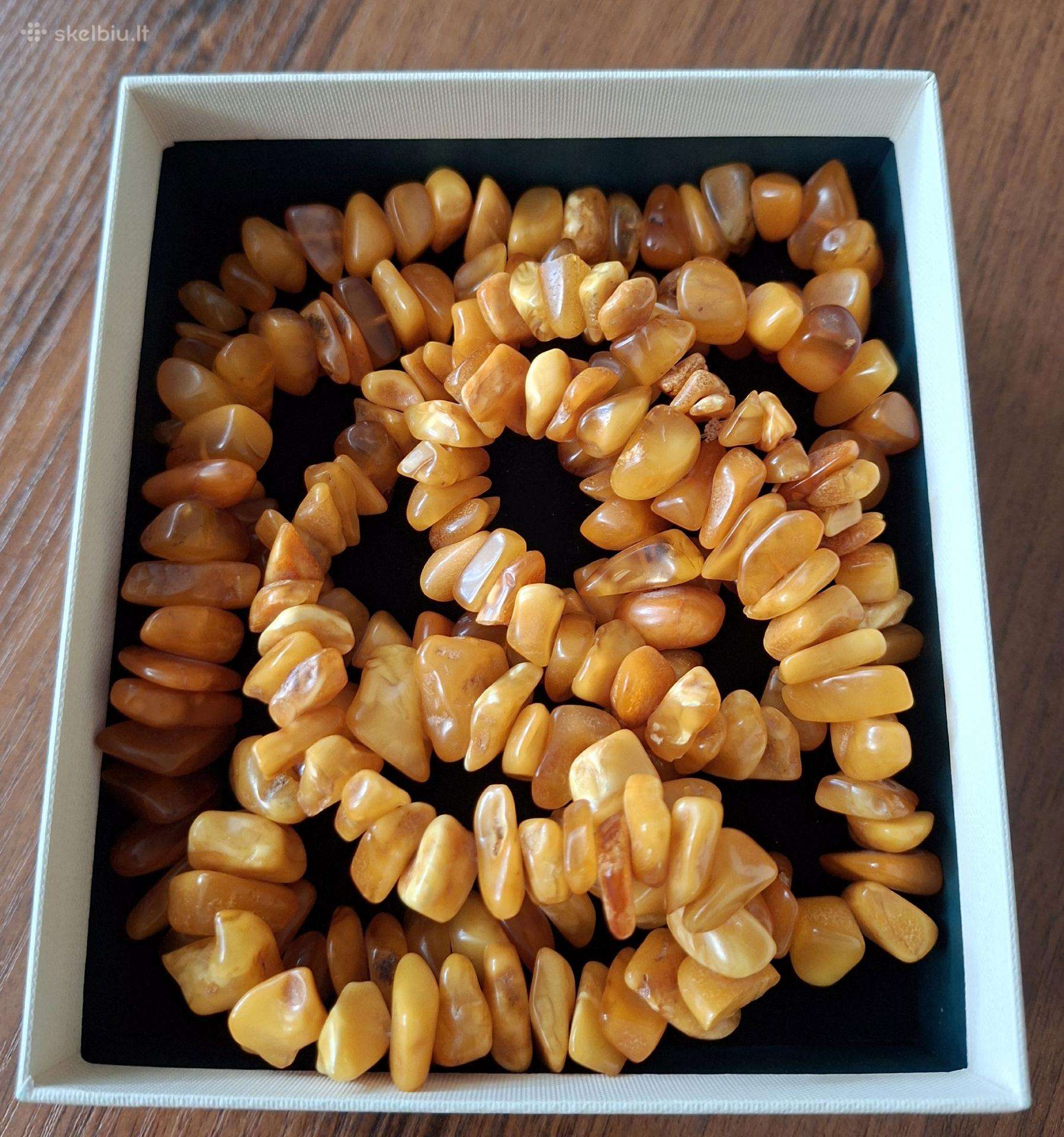 Gintariniai karoliai.
