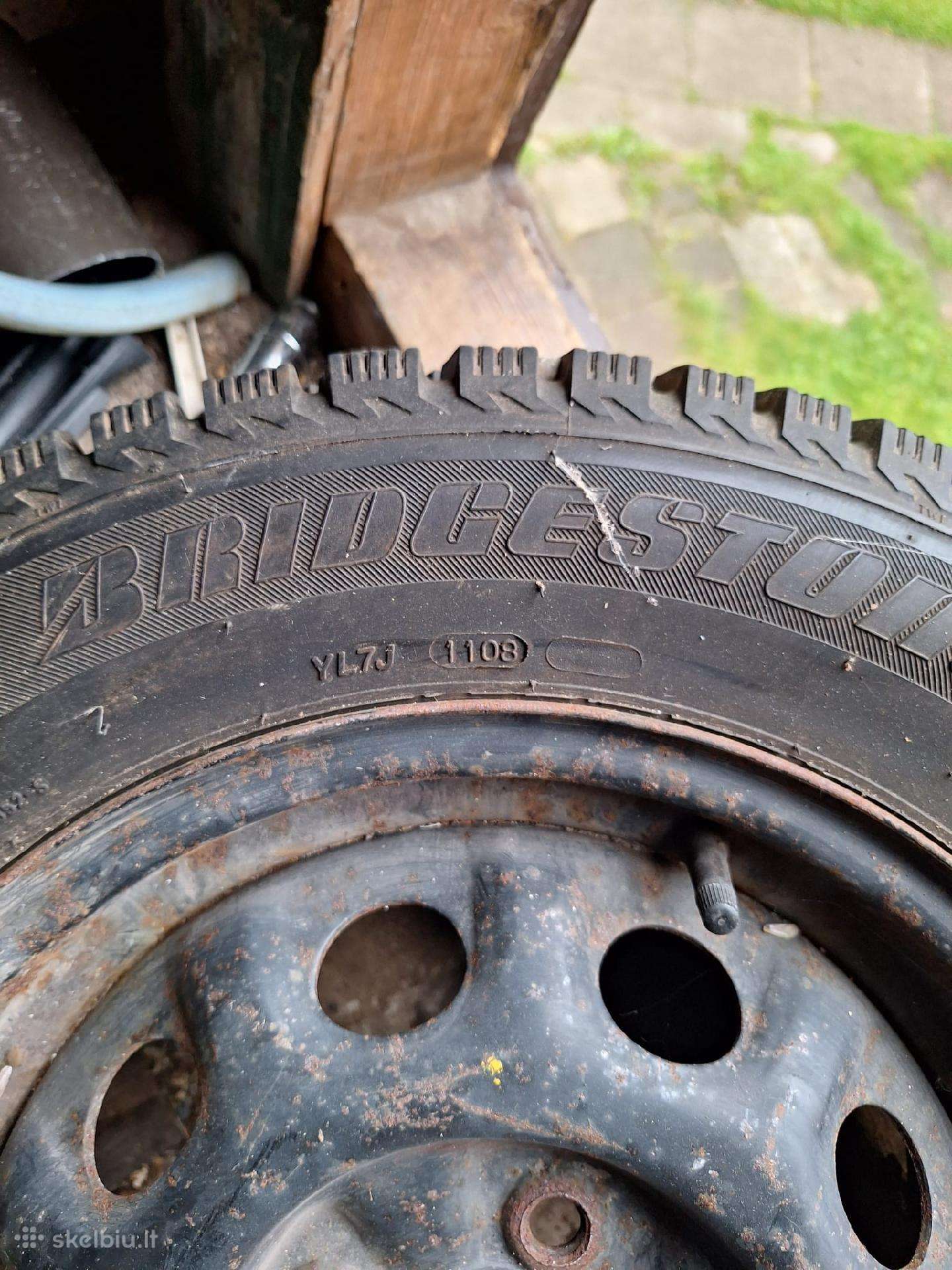 Parduodu Audi 80 padangas su ratlankiais