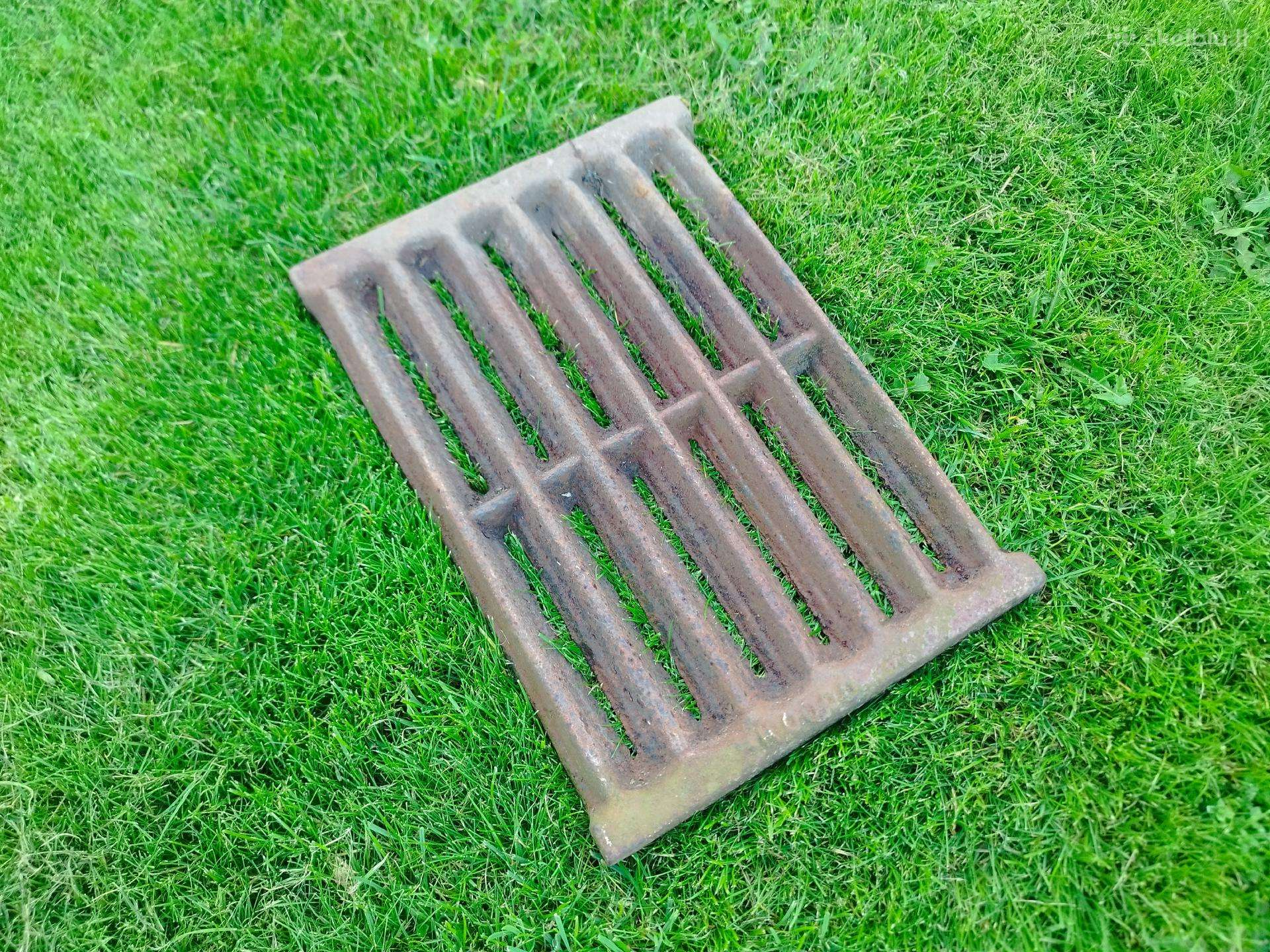 Ketaus pelenų grotelės krosniai 36x26 cm