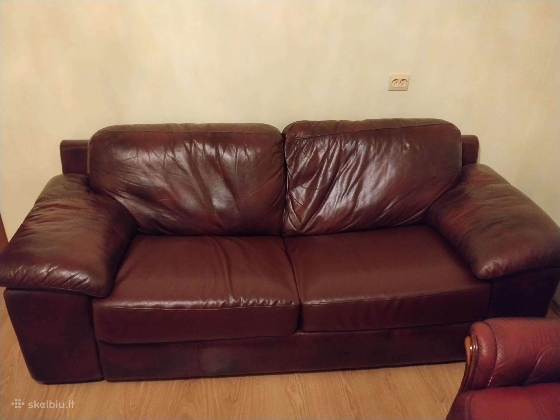 Klasikiniai odiniai foteliai ir sofa-lova.