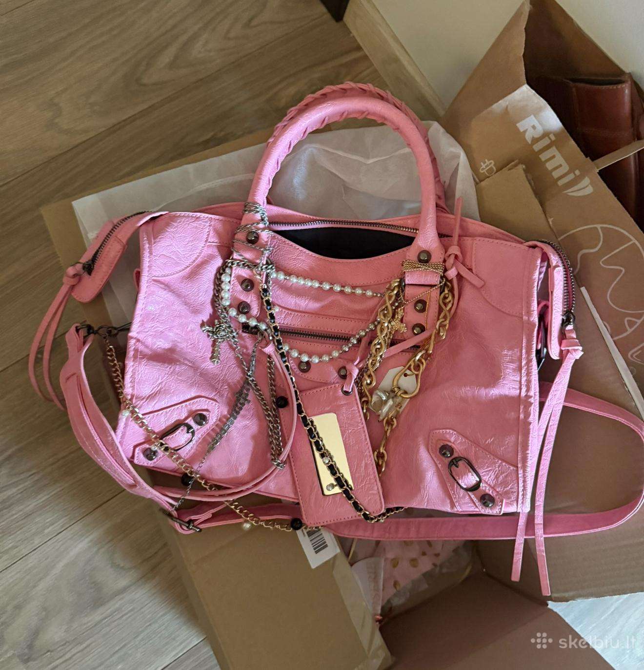 Selling a stylish pink faux leather handbag.