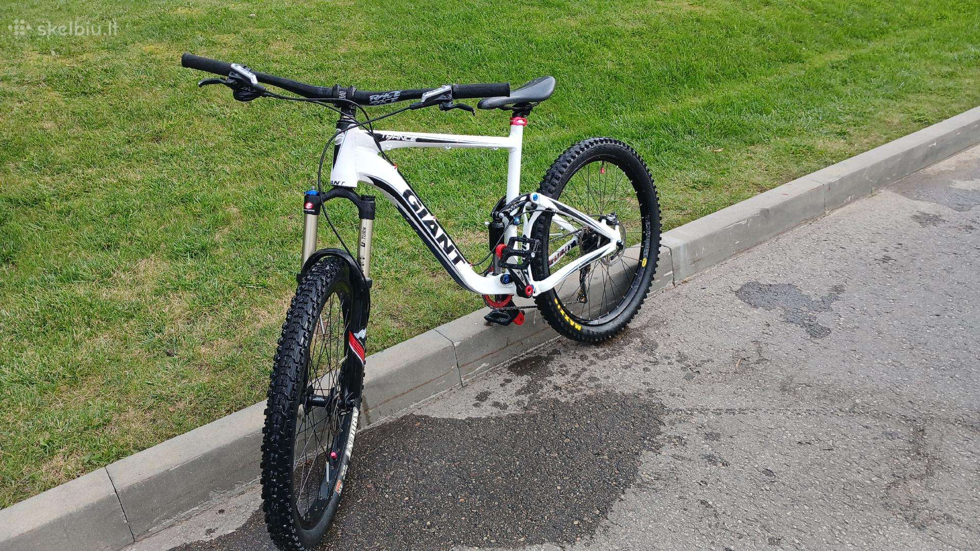 Full suspension kalnu dviratis giant