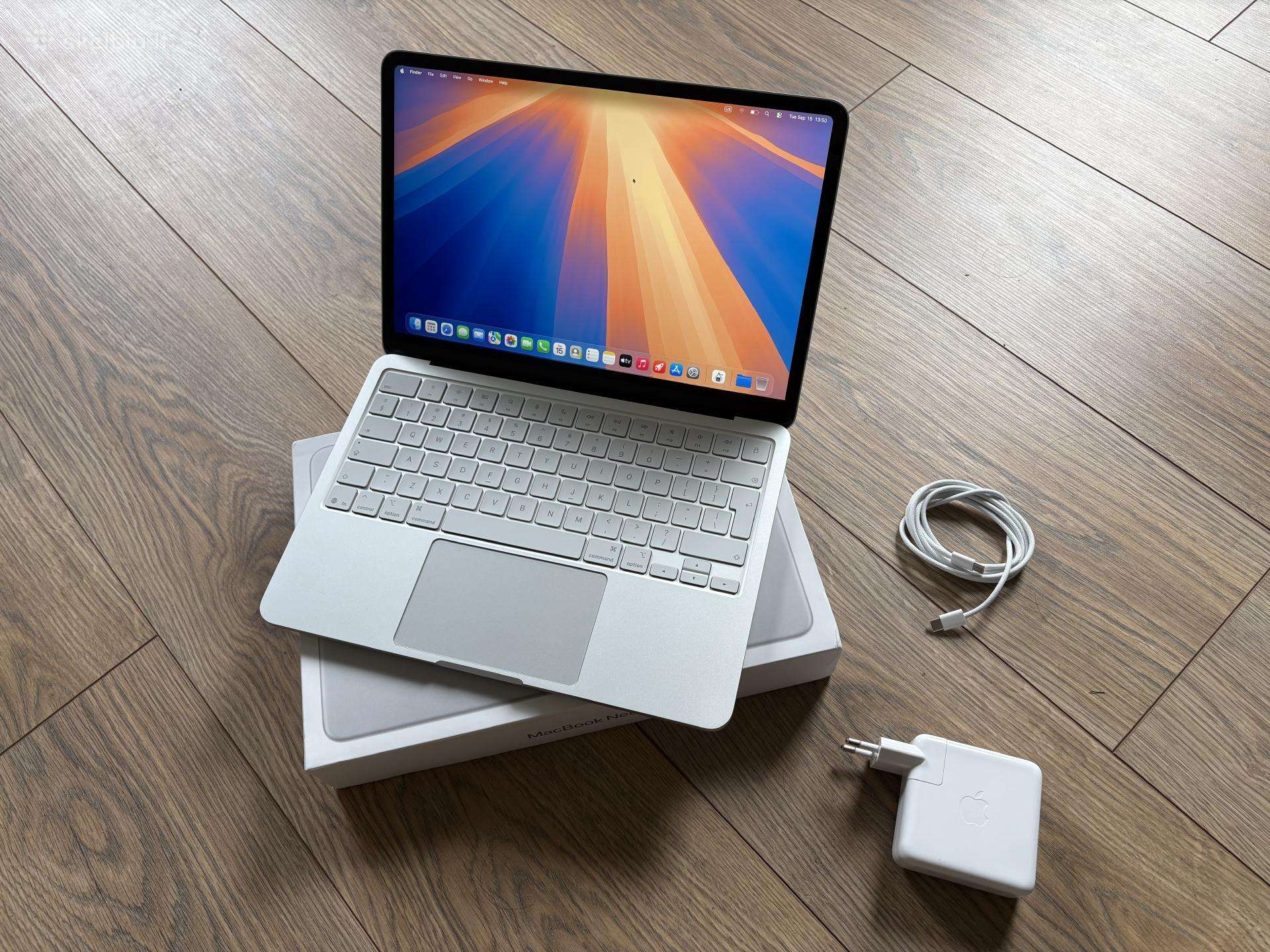 Parduodamas naujas „MacBook Neo“ (sidabrinis)