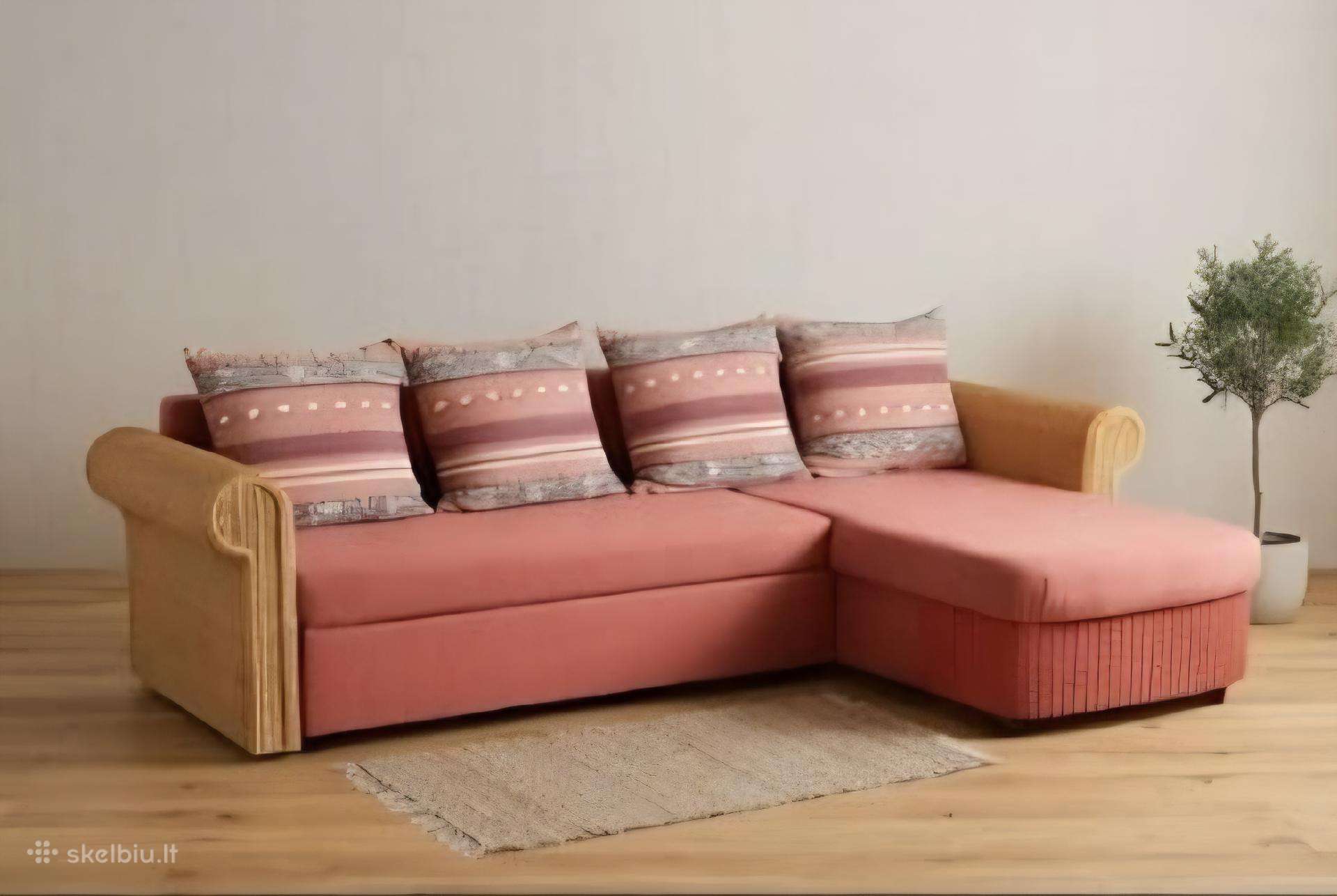 Kampinė miegama sofa su pintais porankiais