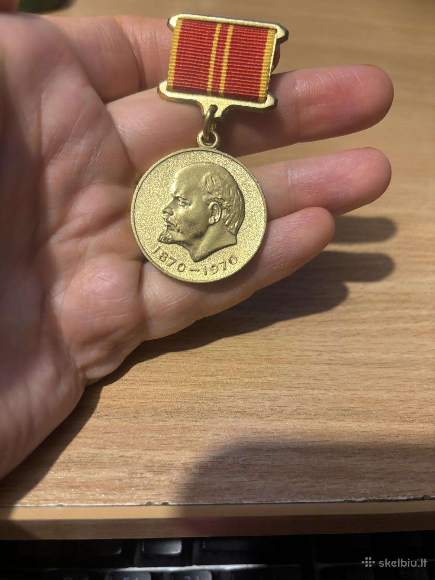 Tarybiniai ženkliukai ir medaliai