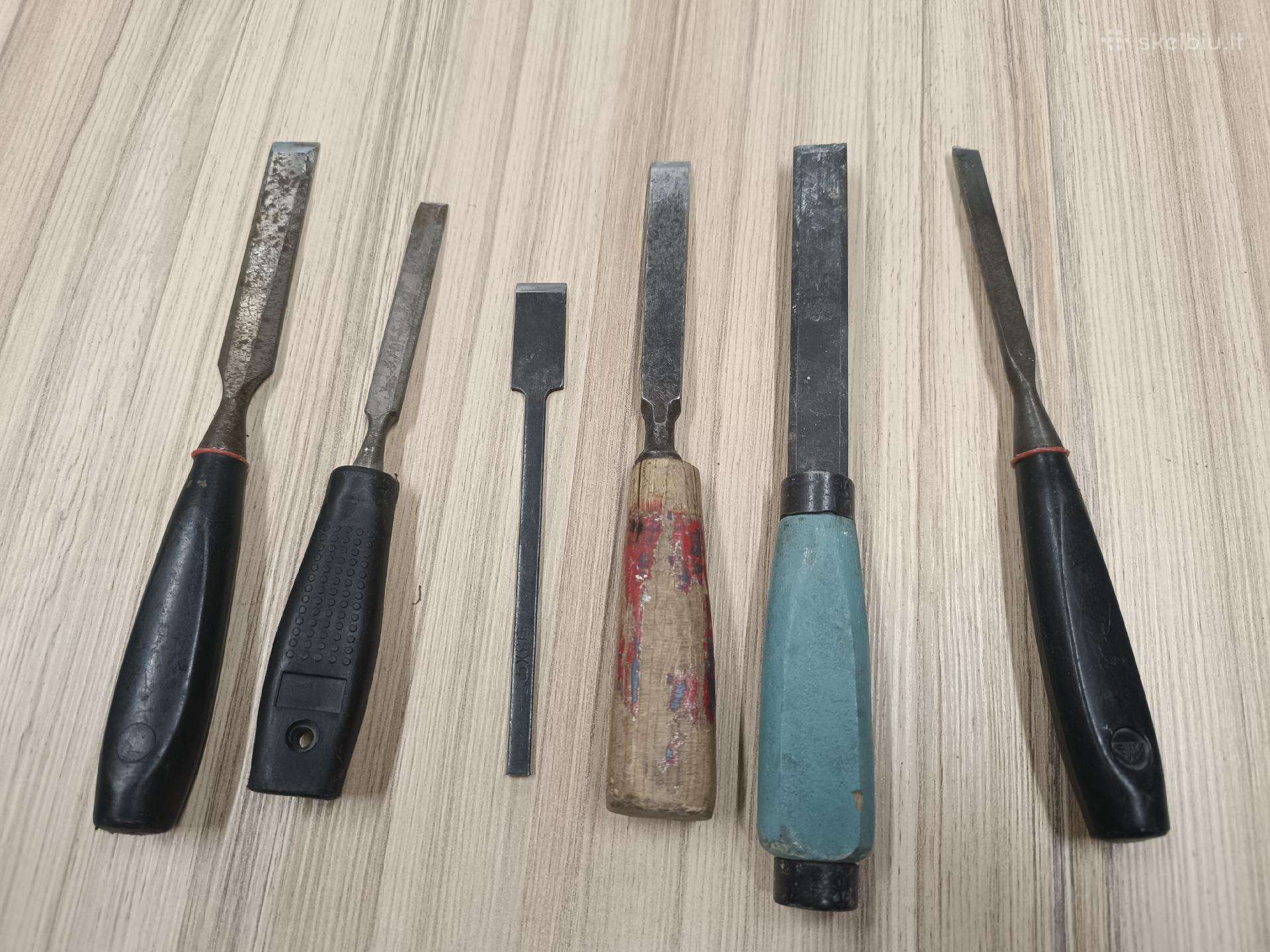 Parduodamas 6 vnt. senesnių medžio kaltų rinkinys