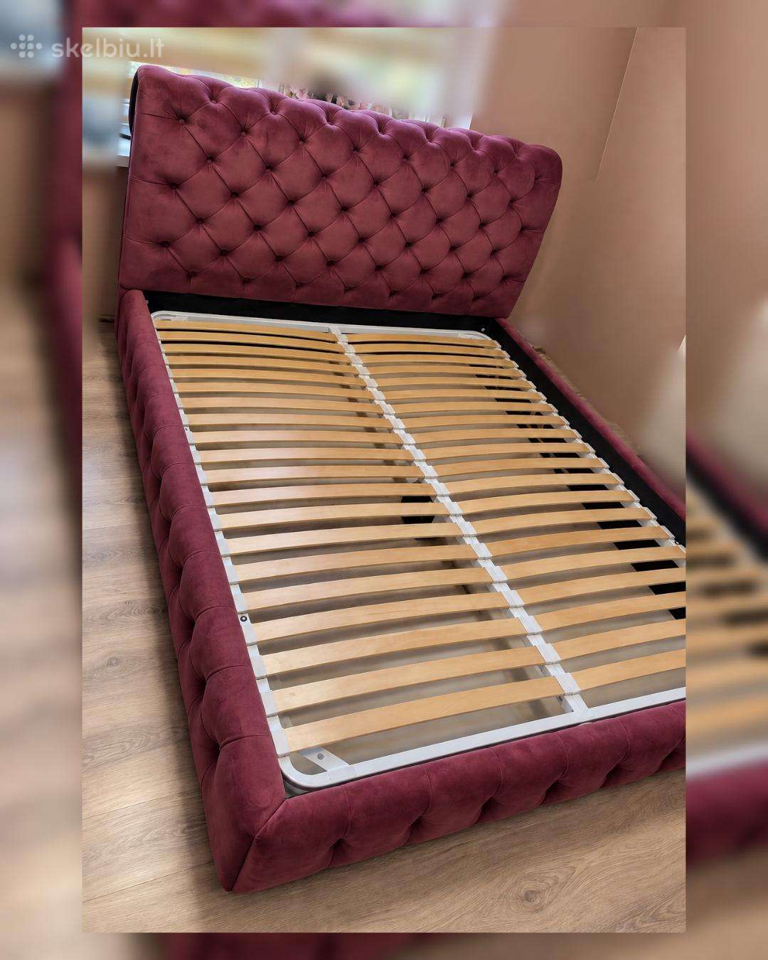Veliūrinė "Chesterfield" stiliaus dvigulė lova