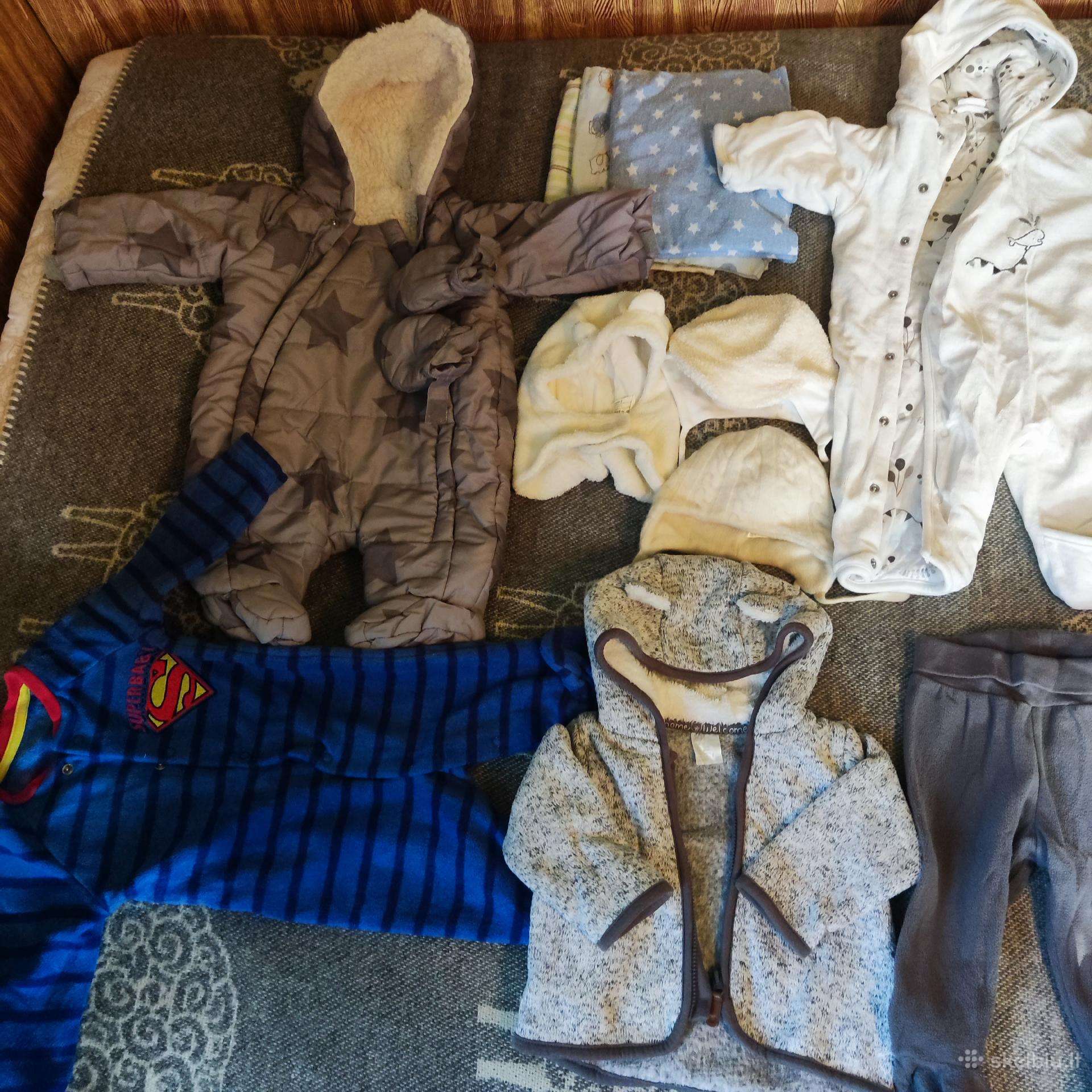 4 dėžės vaikiškų rūbų nuo gimimo iki 2 metų