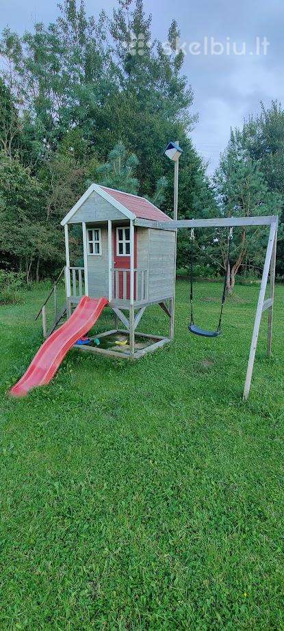 Vaikiškas medinis namelis su čiuožykla