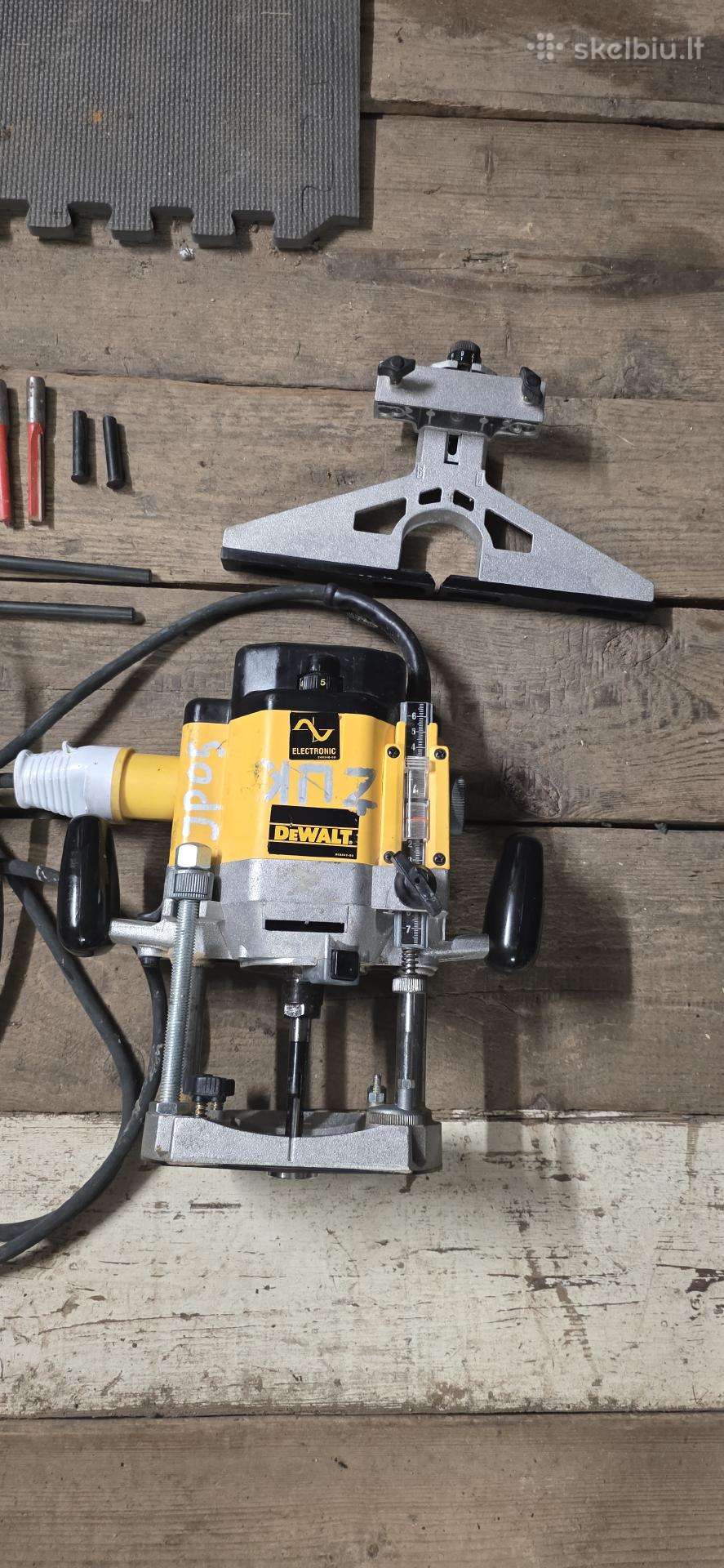 Profesionalus vertikalus frezeris Dewalt Dw625e