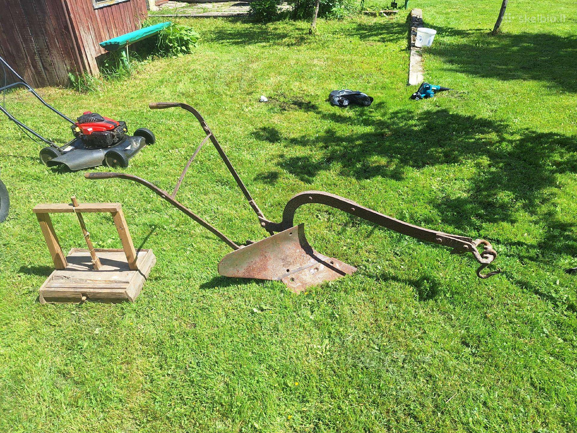 Senovinis metalinis arklio plūgas.