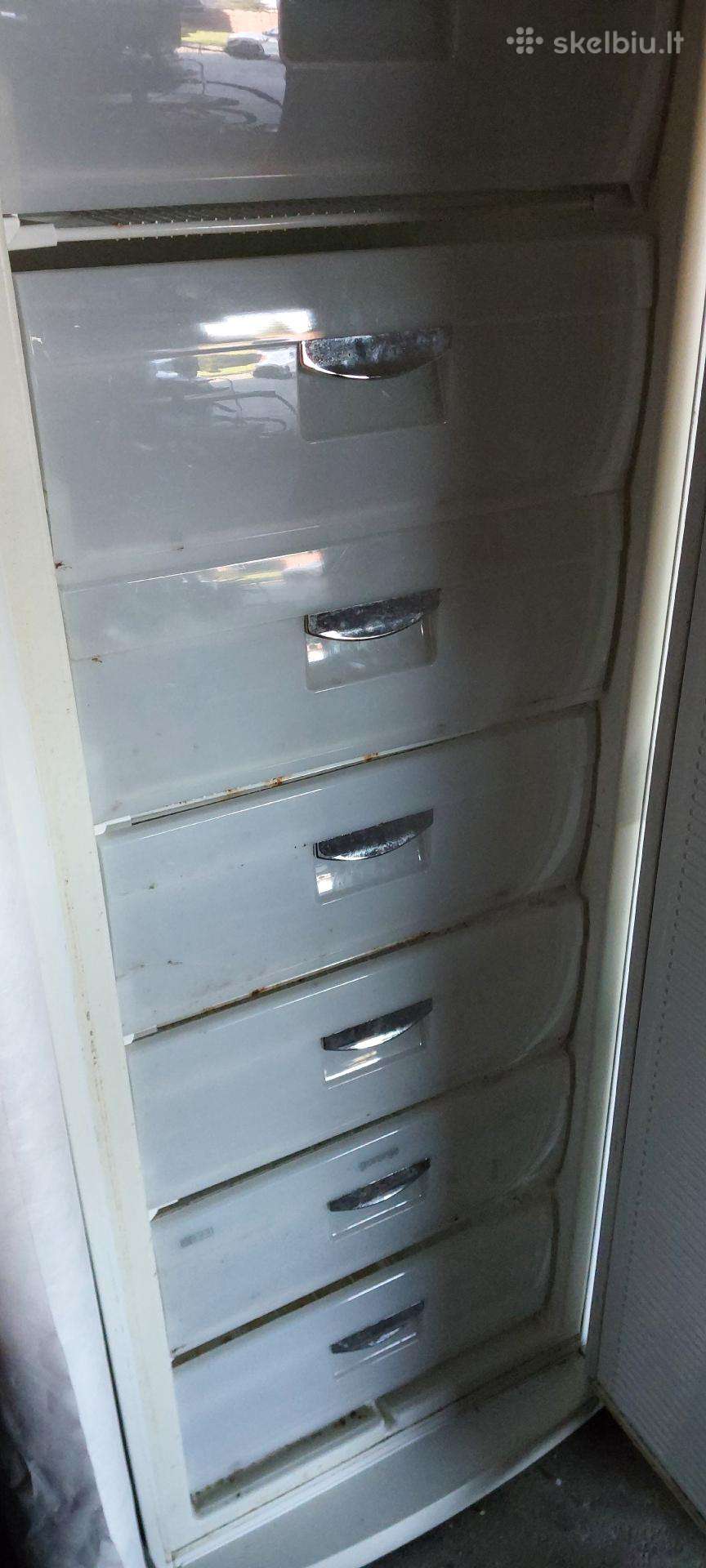 Parduodamas Gorenje šaldiklis su stalčiais.