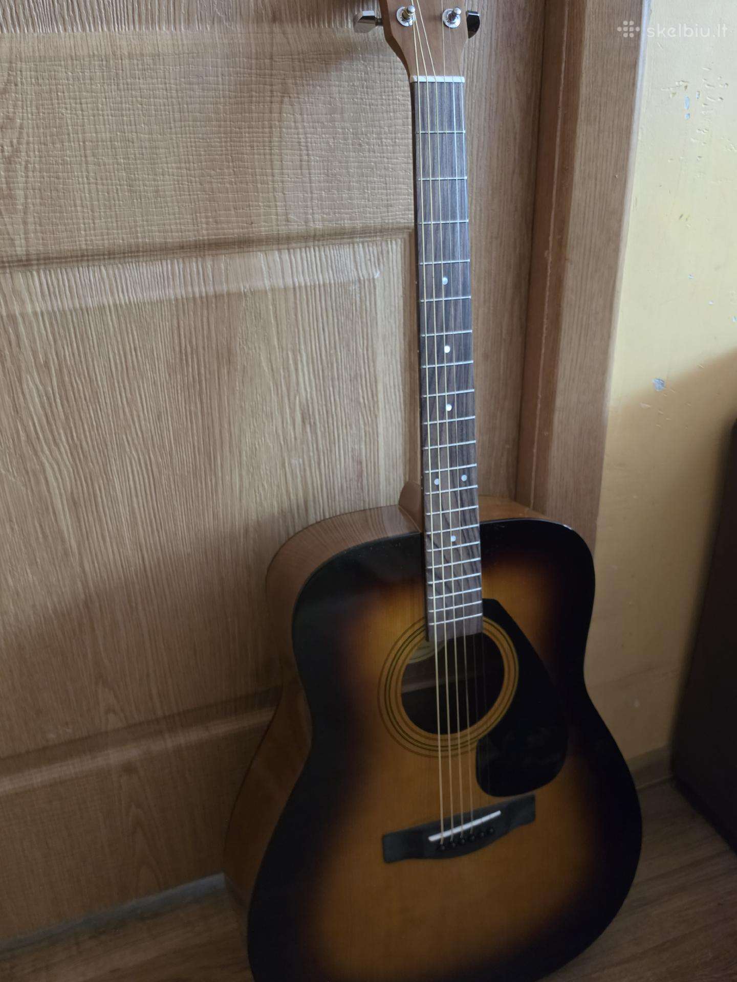 Yamaha F310 gitara