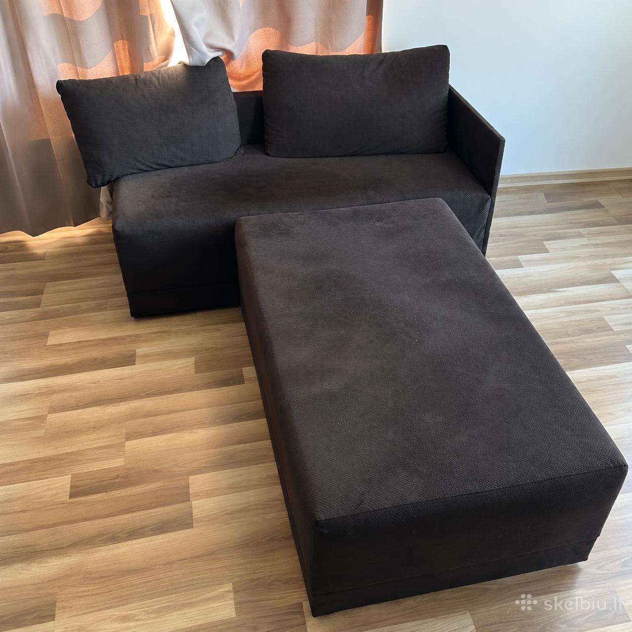 Dovanoju tamsią sofą-lovą su ištraukiama miegama d