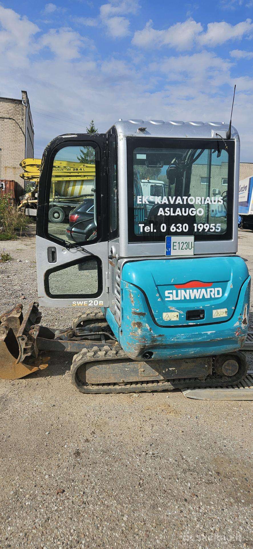 Mini ekskavatoriaus 2 Ton ir savivarčio paslaugos.