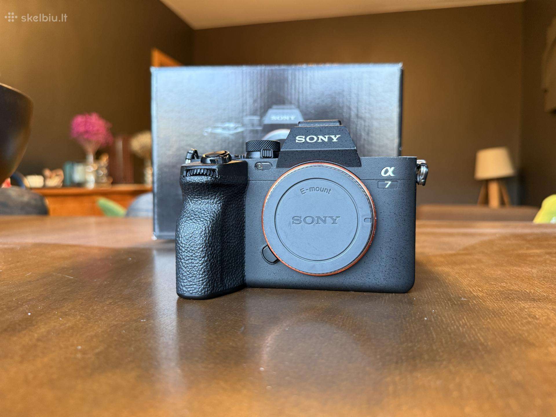Naudotas Sony A7iv su pilna komplektacija.