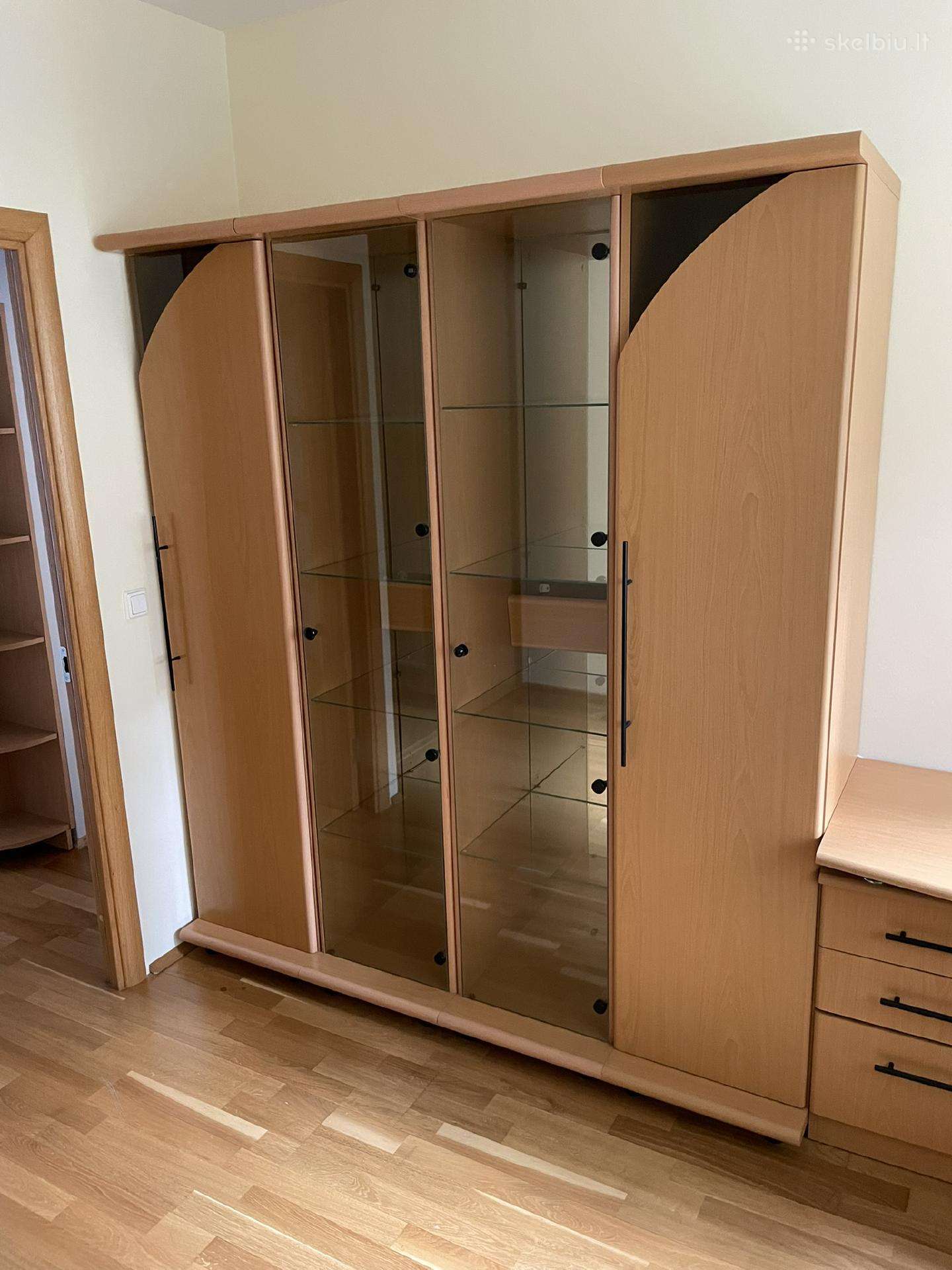 Indaujos ir lentynos atiduodama