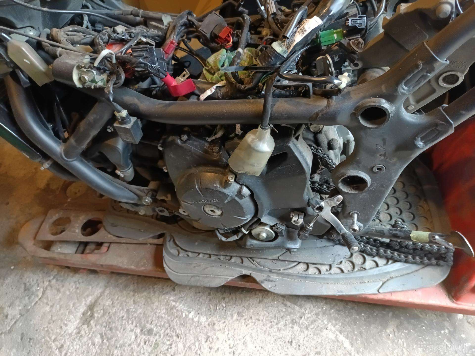 Parduodu dalimis Hondanc750x