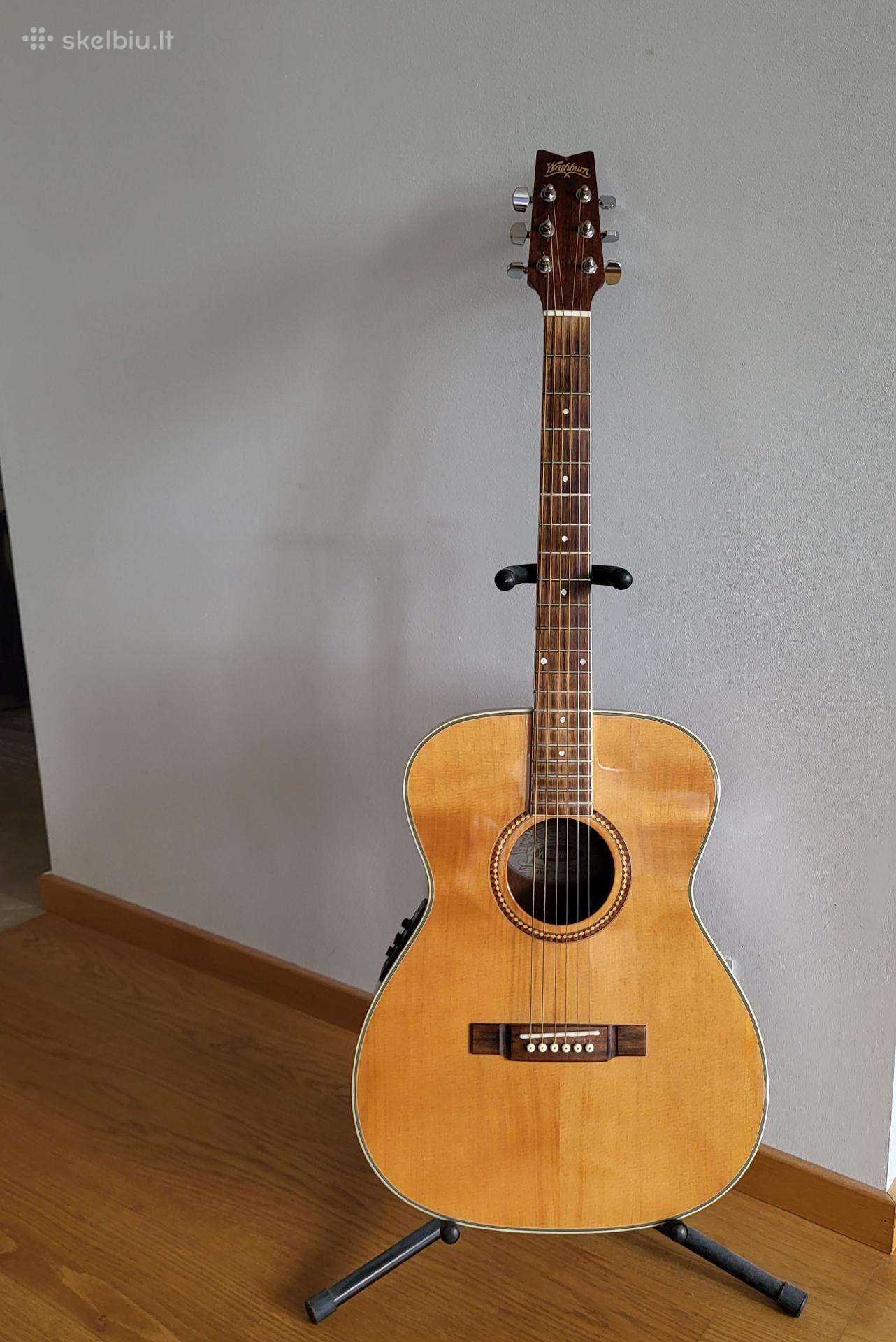 Akustinė gitara su įgarsinimų